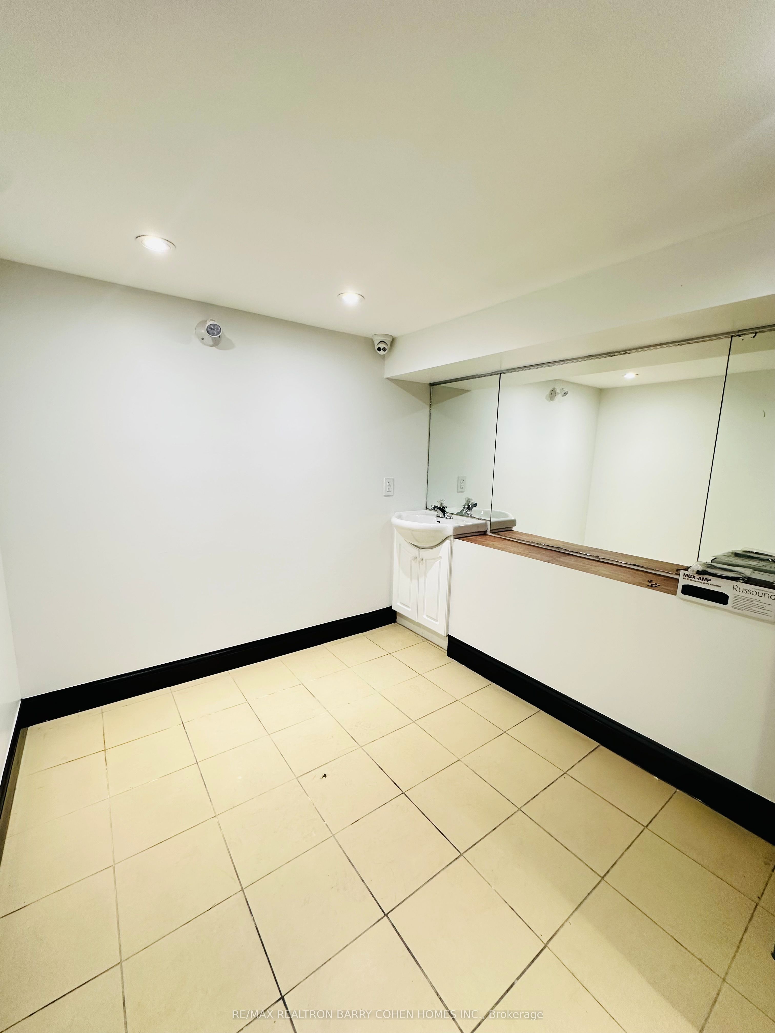 521 Queen Street Property Photo 9