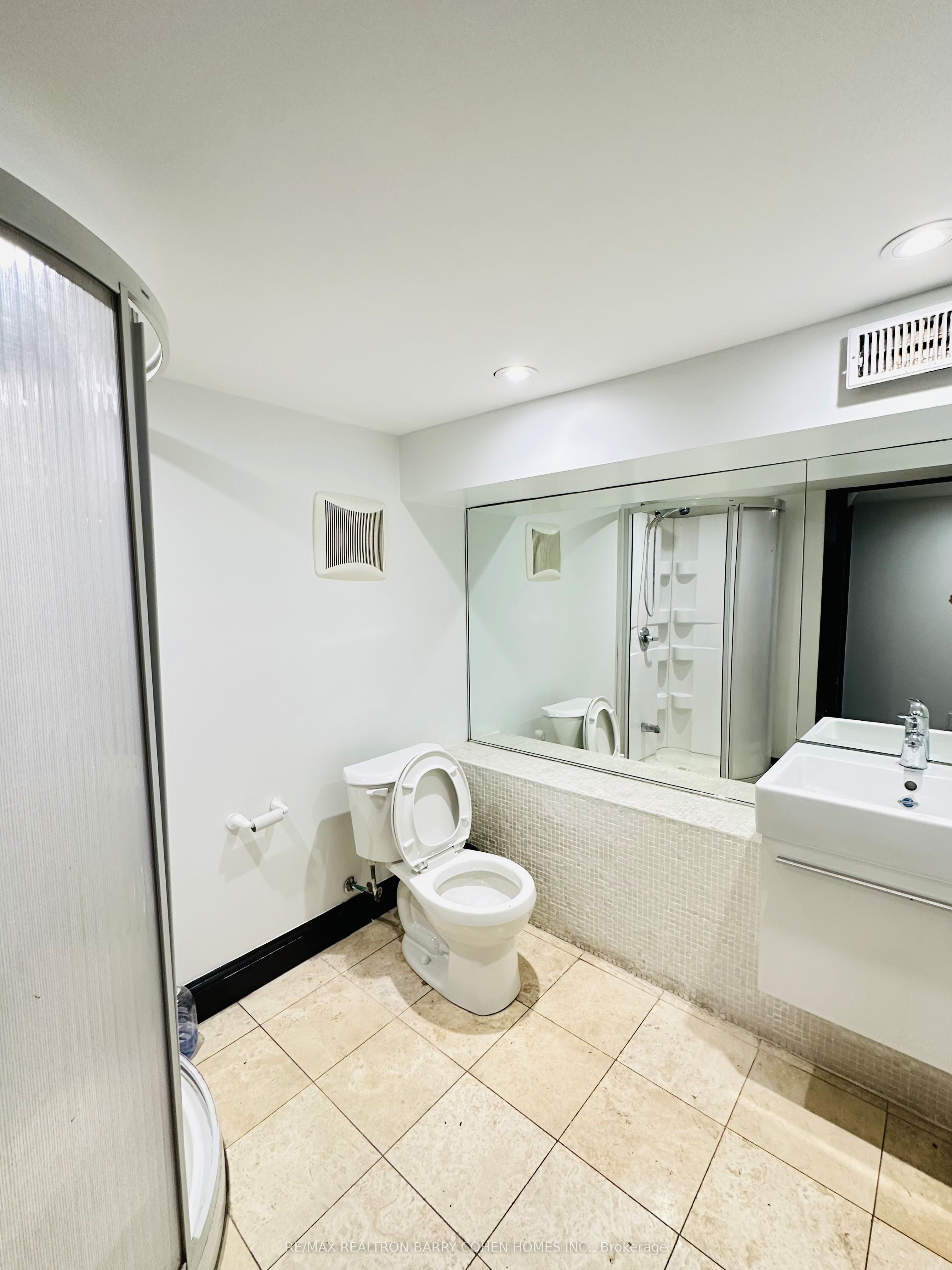 521 Queen Street Property Photo 10