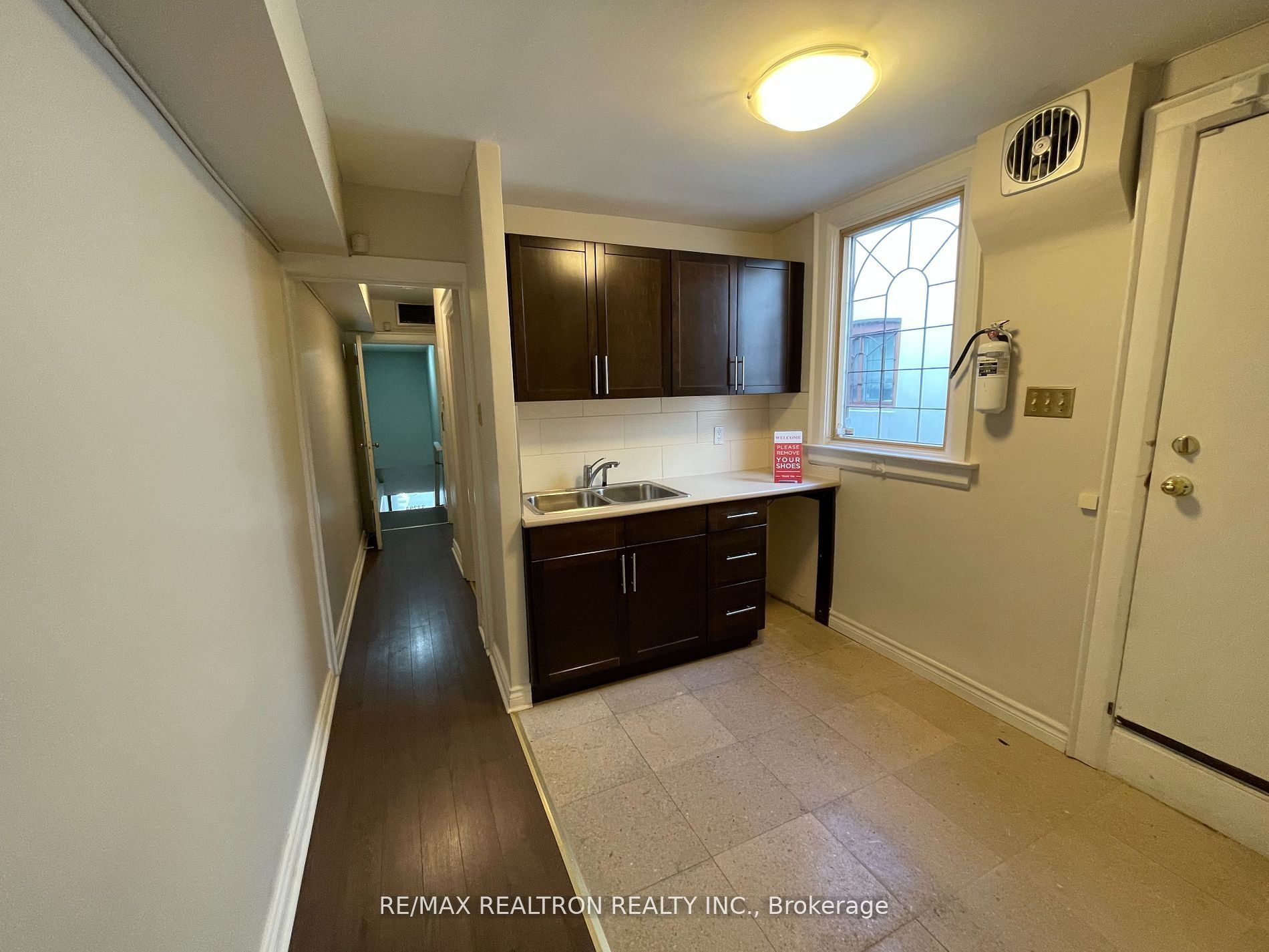 3329a Yonge Street Property Photo 6