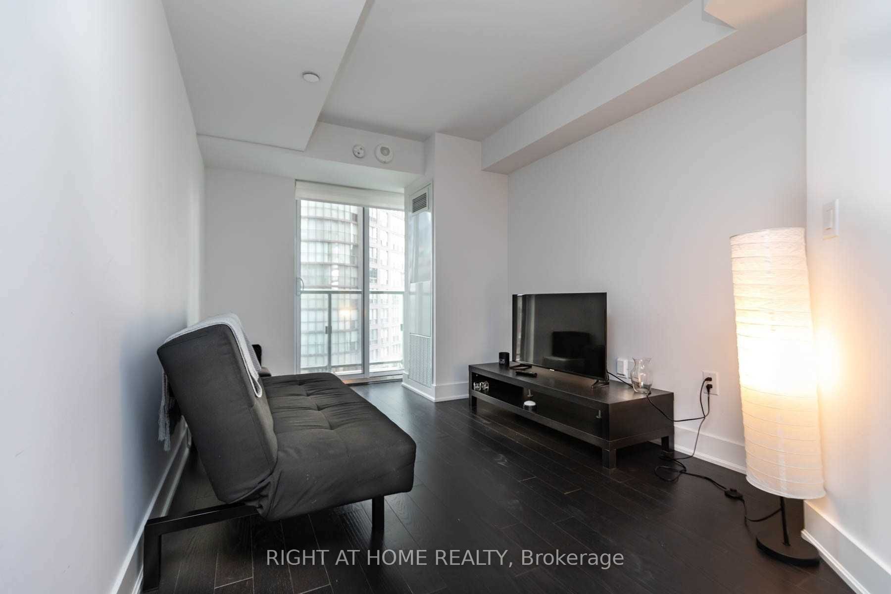 955 Bay Street 1518 Property Photo 5