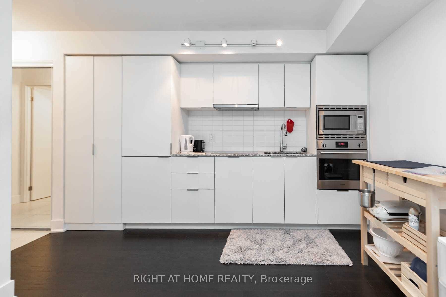 955 Bay Street 1518 Property Photo 10