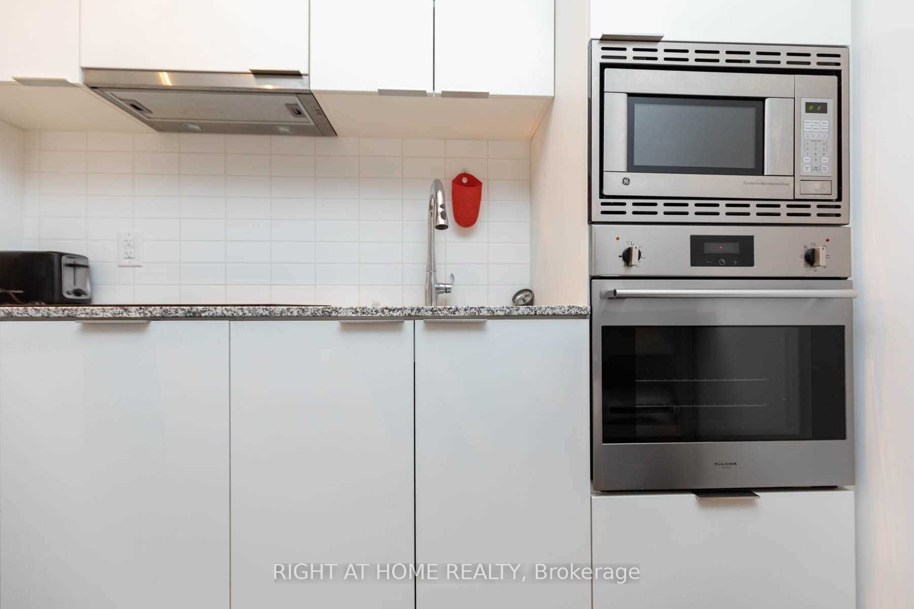 955 Bay Street 1518 Property Photo 11