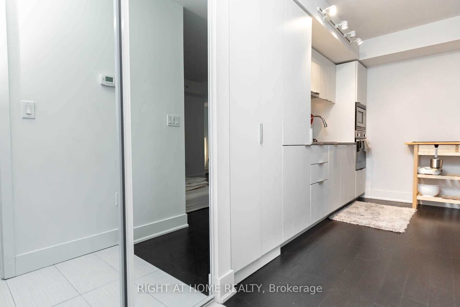 955 Bay Street 1518 Property Photo 14