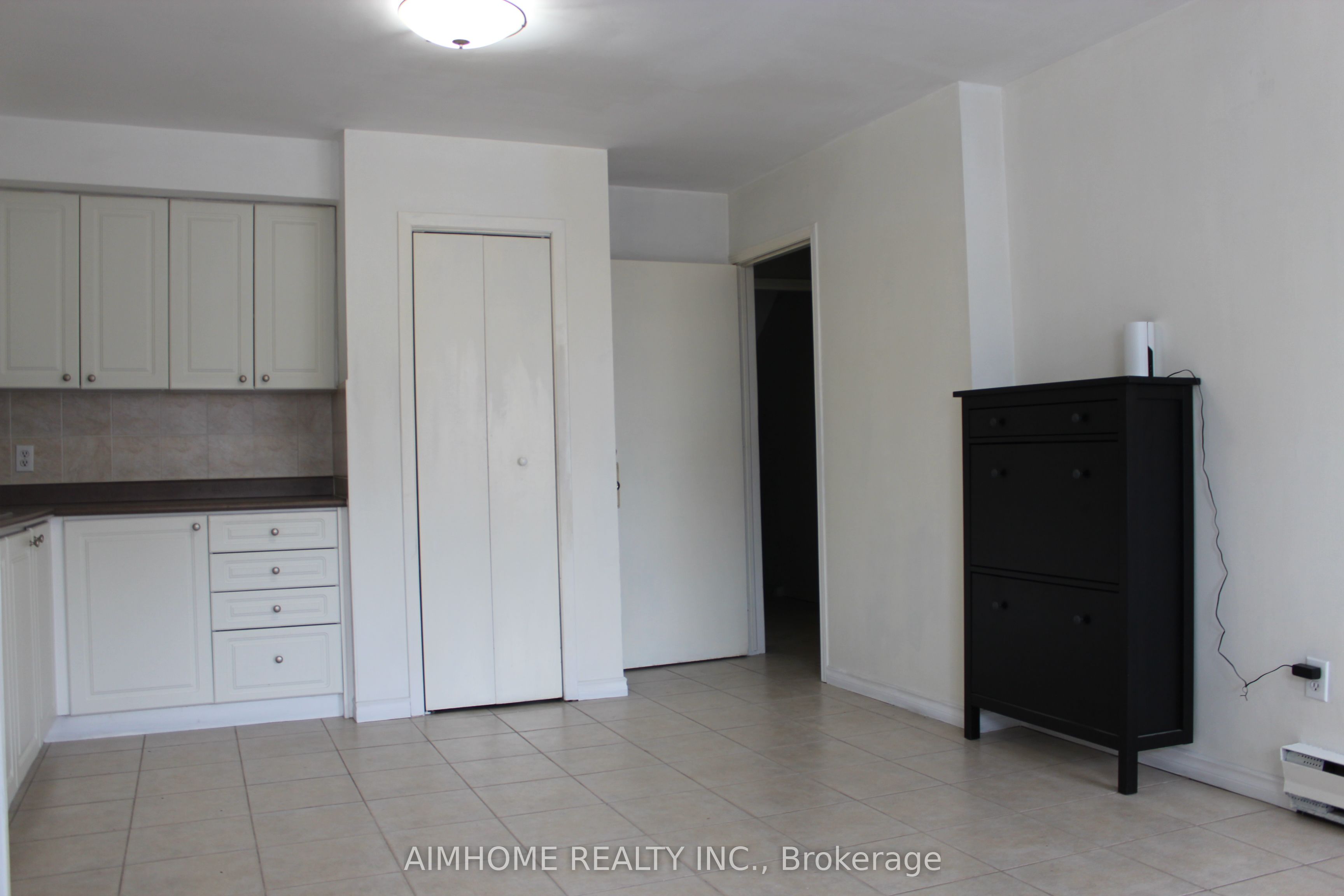 1483 Eglinton Avenue W Apt 1 Property Photo 6
