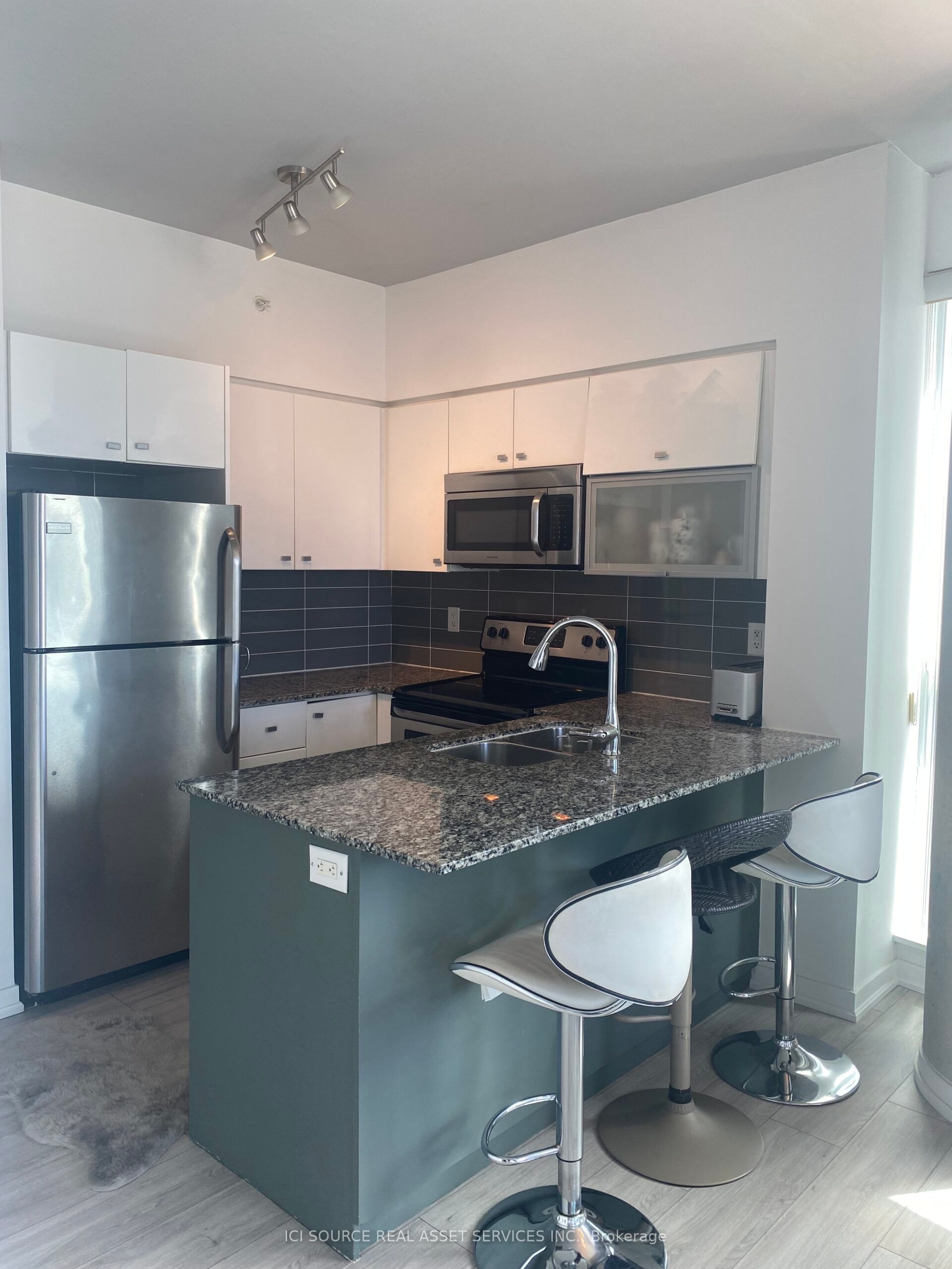 150 East Liberty Street 2105 Property Photo 8