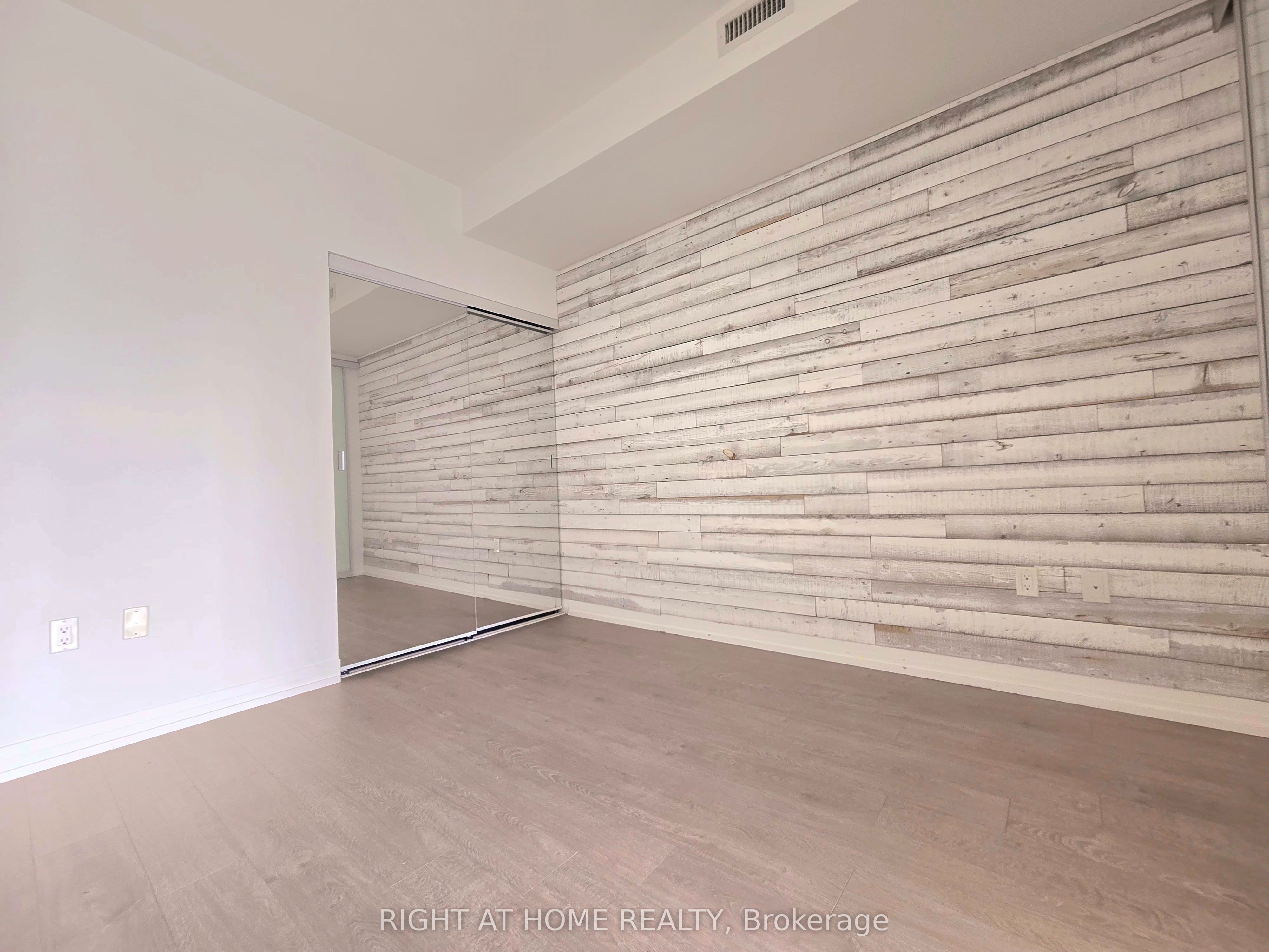 251 Jarvis Street 931 Property Photo 4