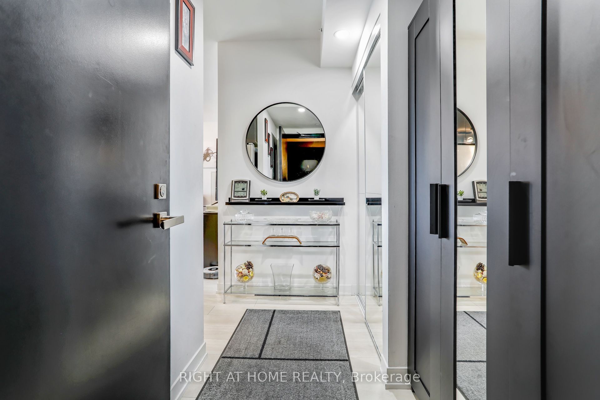 #402 - 31 Tippett Road Property Photo 1