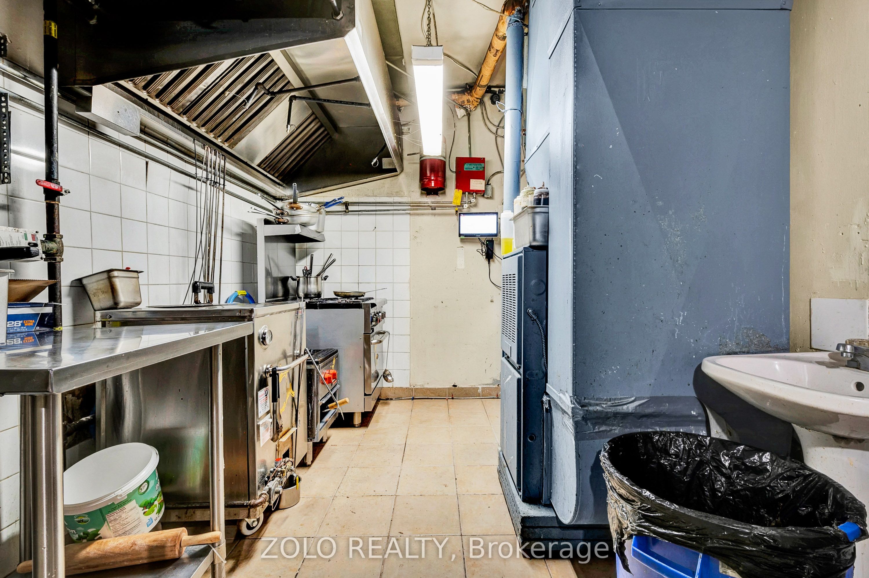 695 College Street Property Photo 15