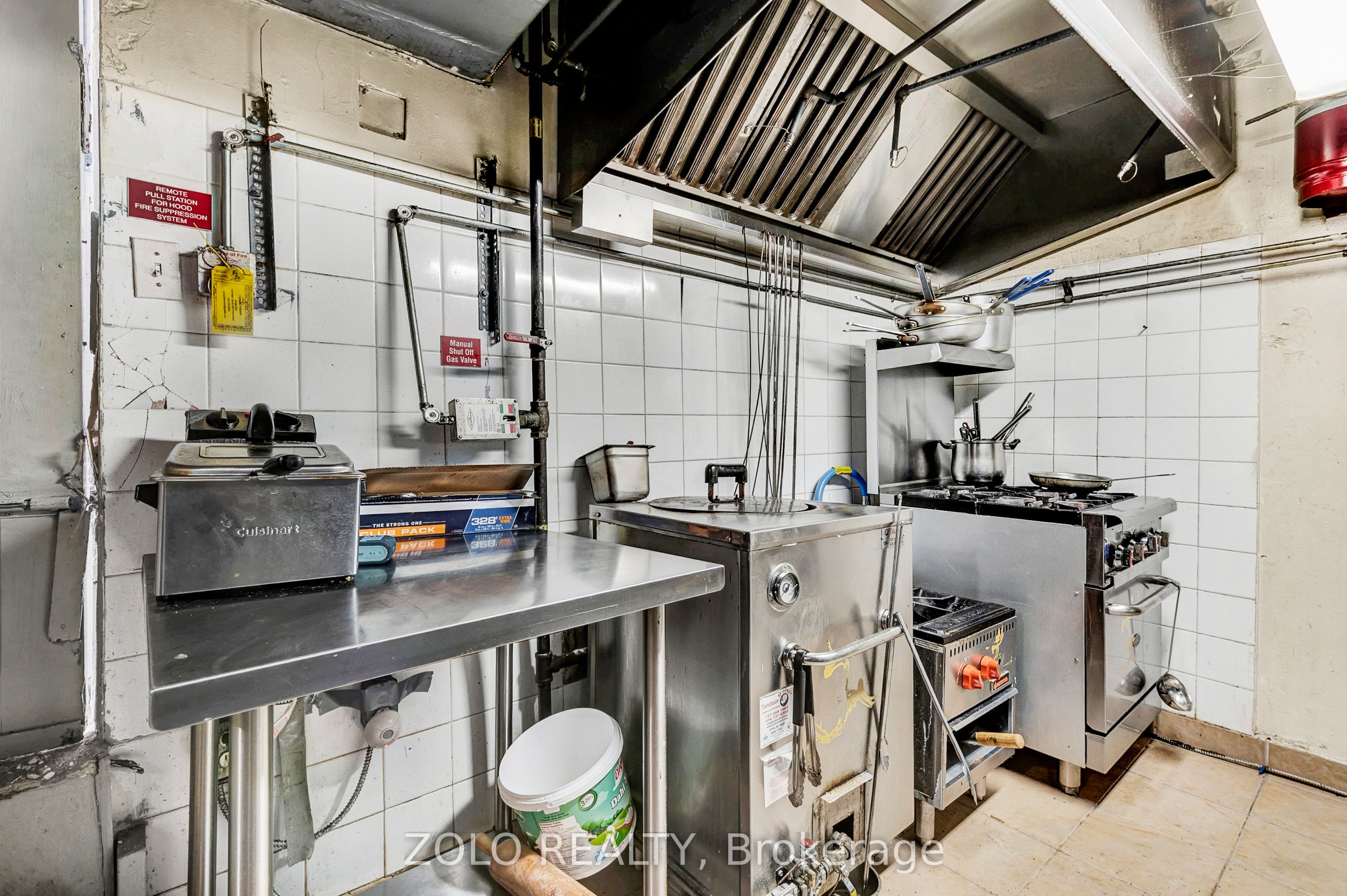 695 College Street Property Photo 16