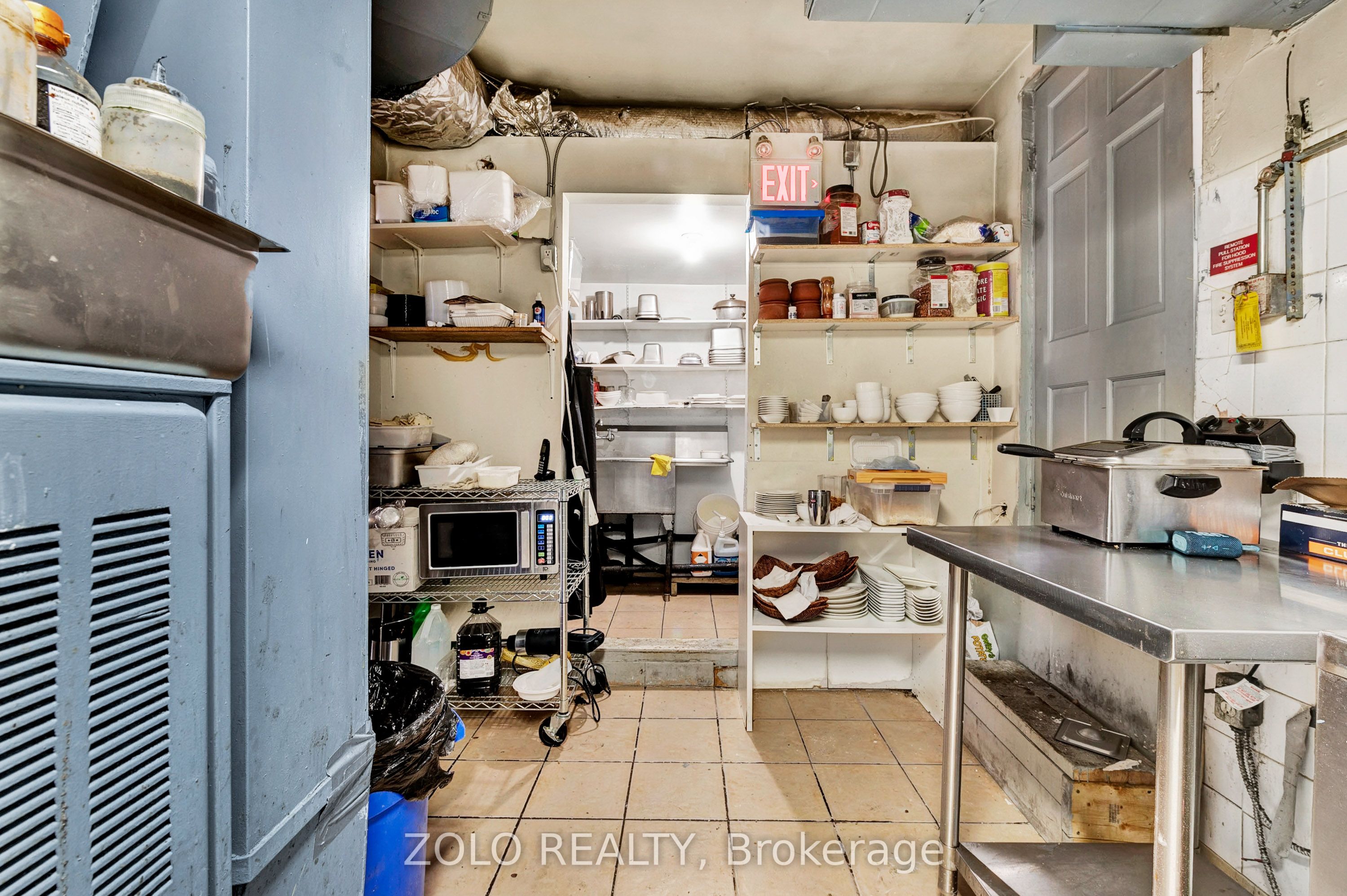 695 College Street Property Photo 18