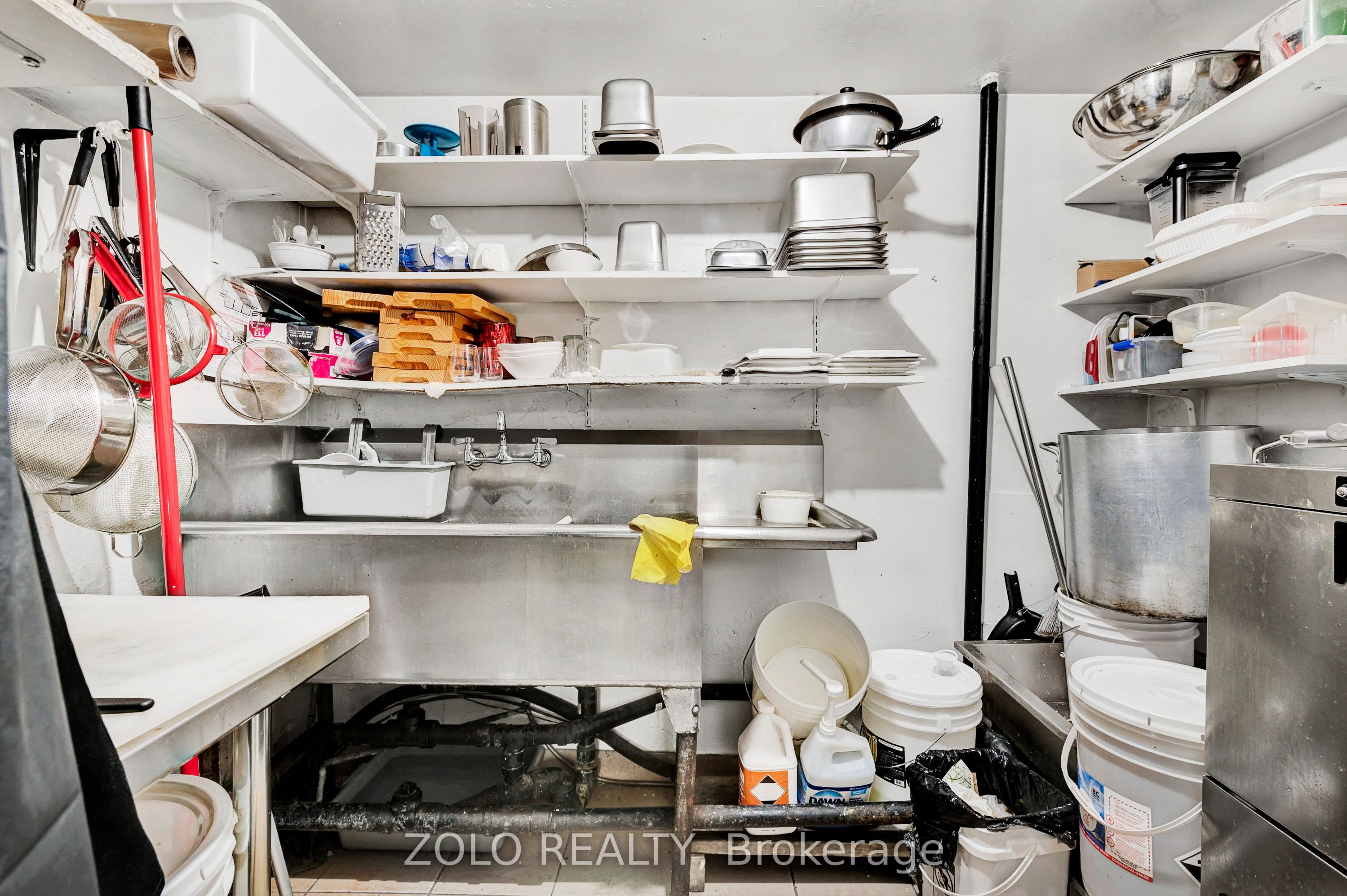 695 College Street Property Photo 19