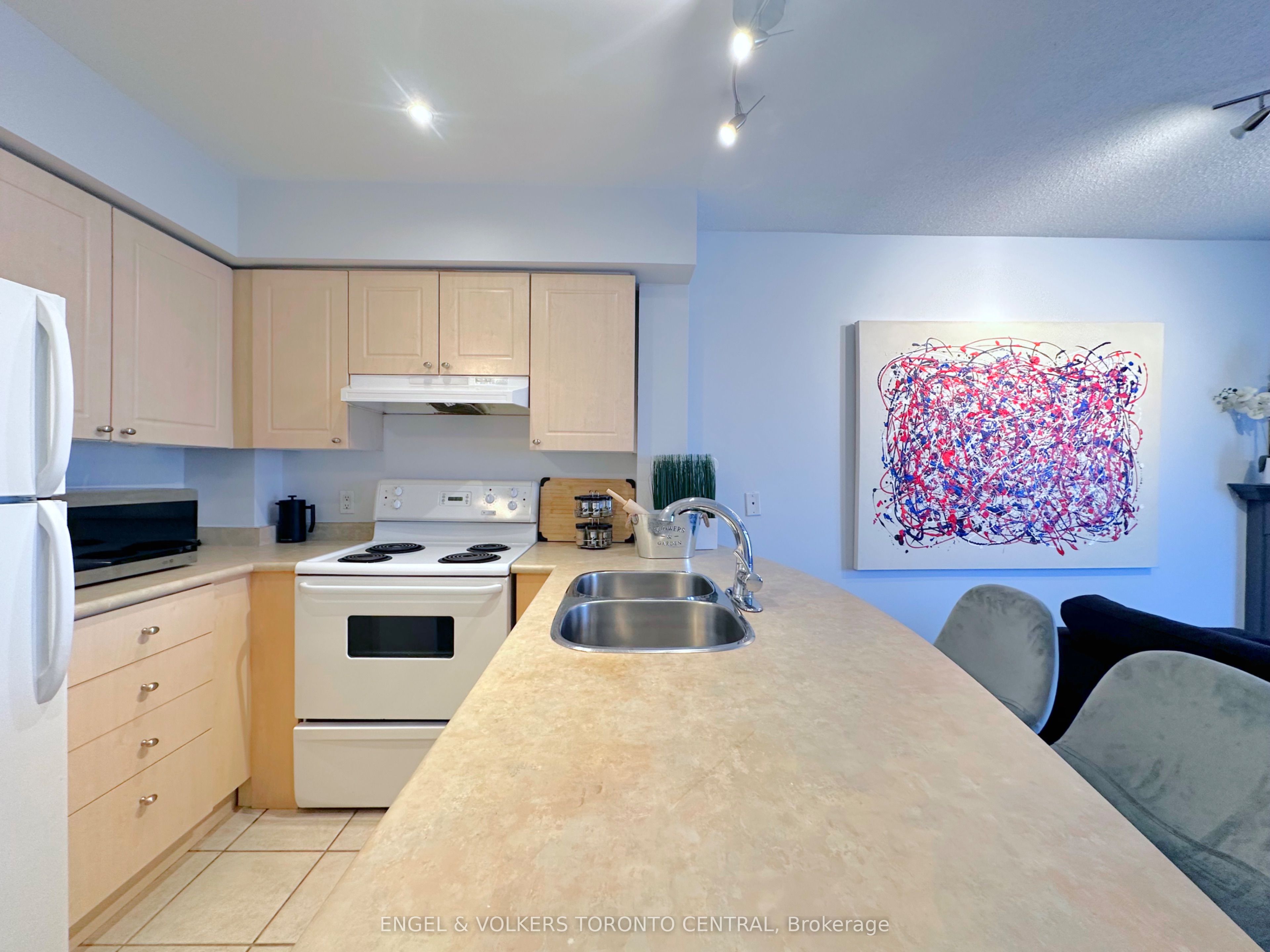 #603 - 12 Sudbury Street Property Photo 7