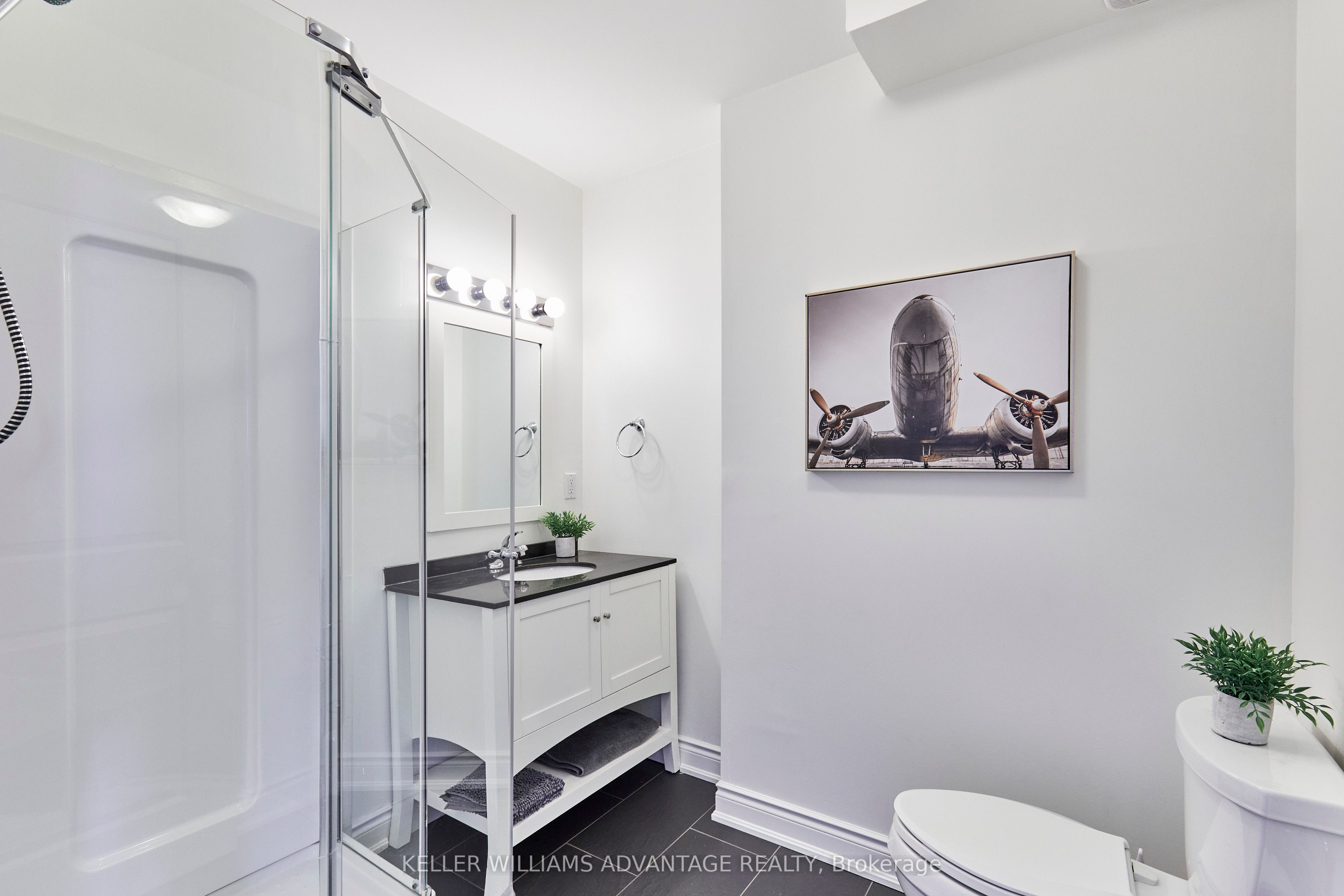 477 Davisville Avenue Property Photo 11