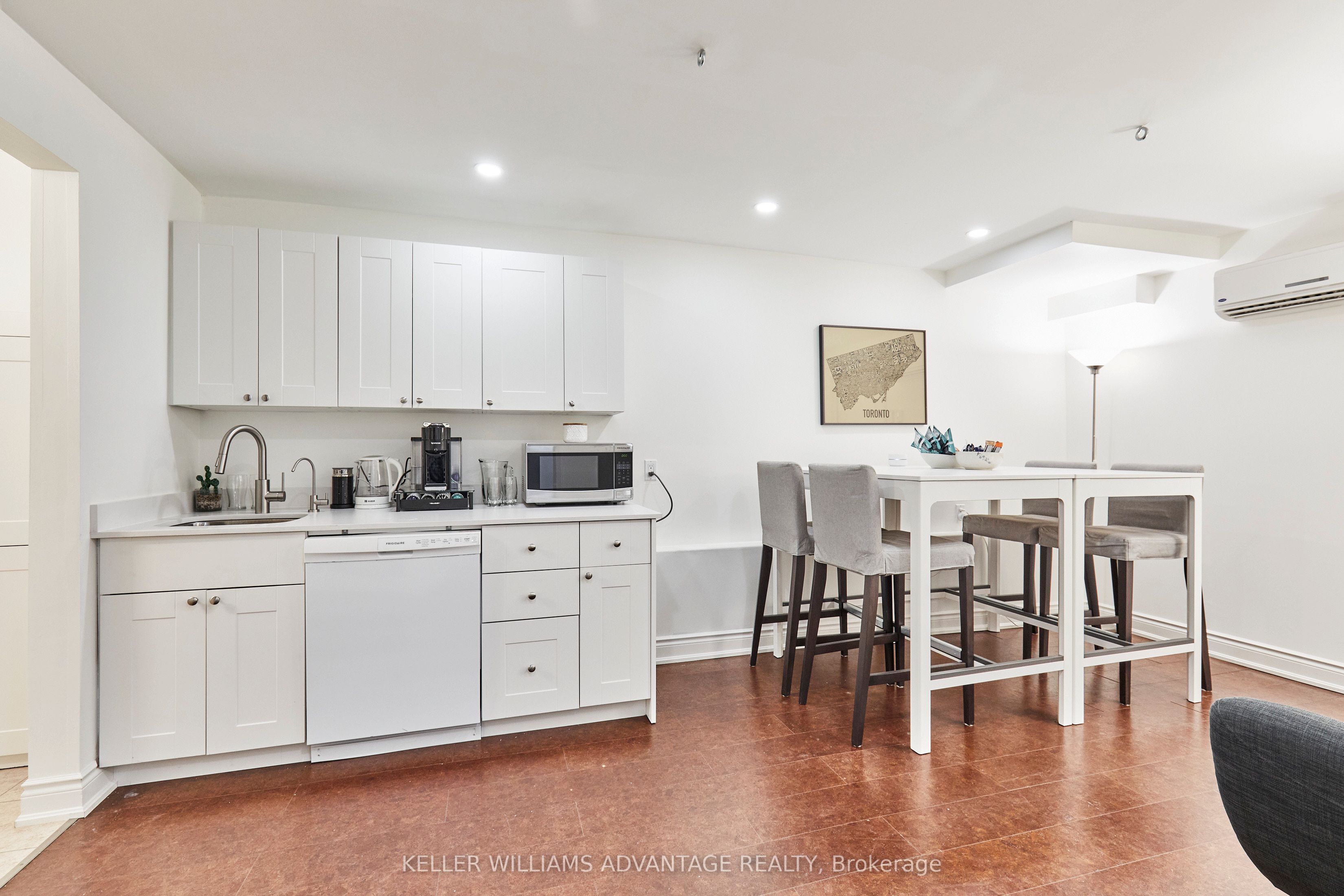477 Davisville Avenue Property Photo 26