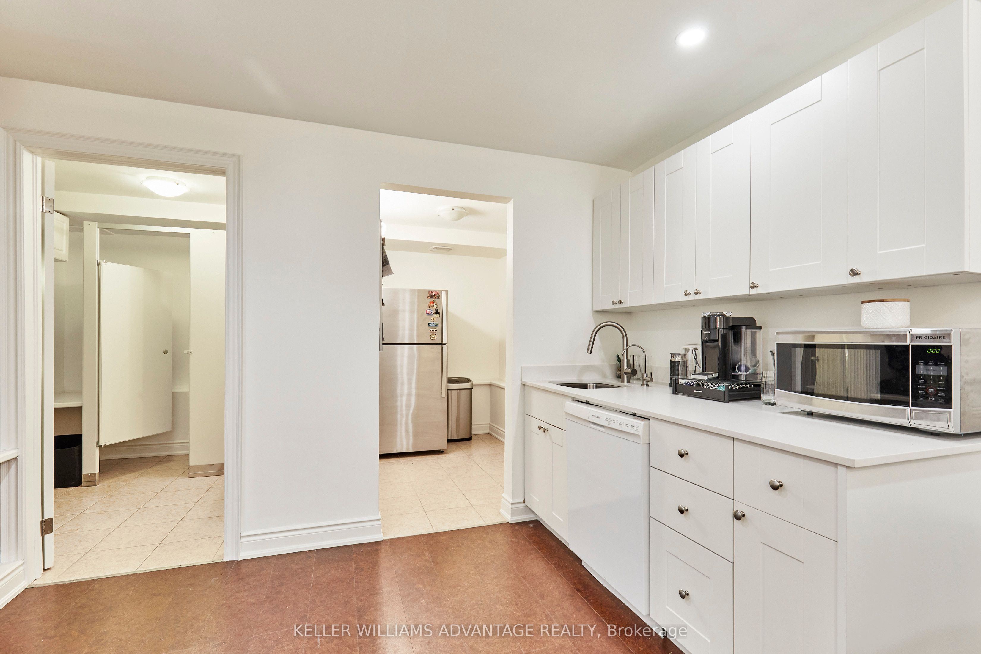 477 Davisville Avenue Property Photo 27