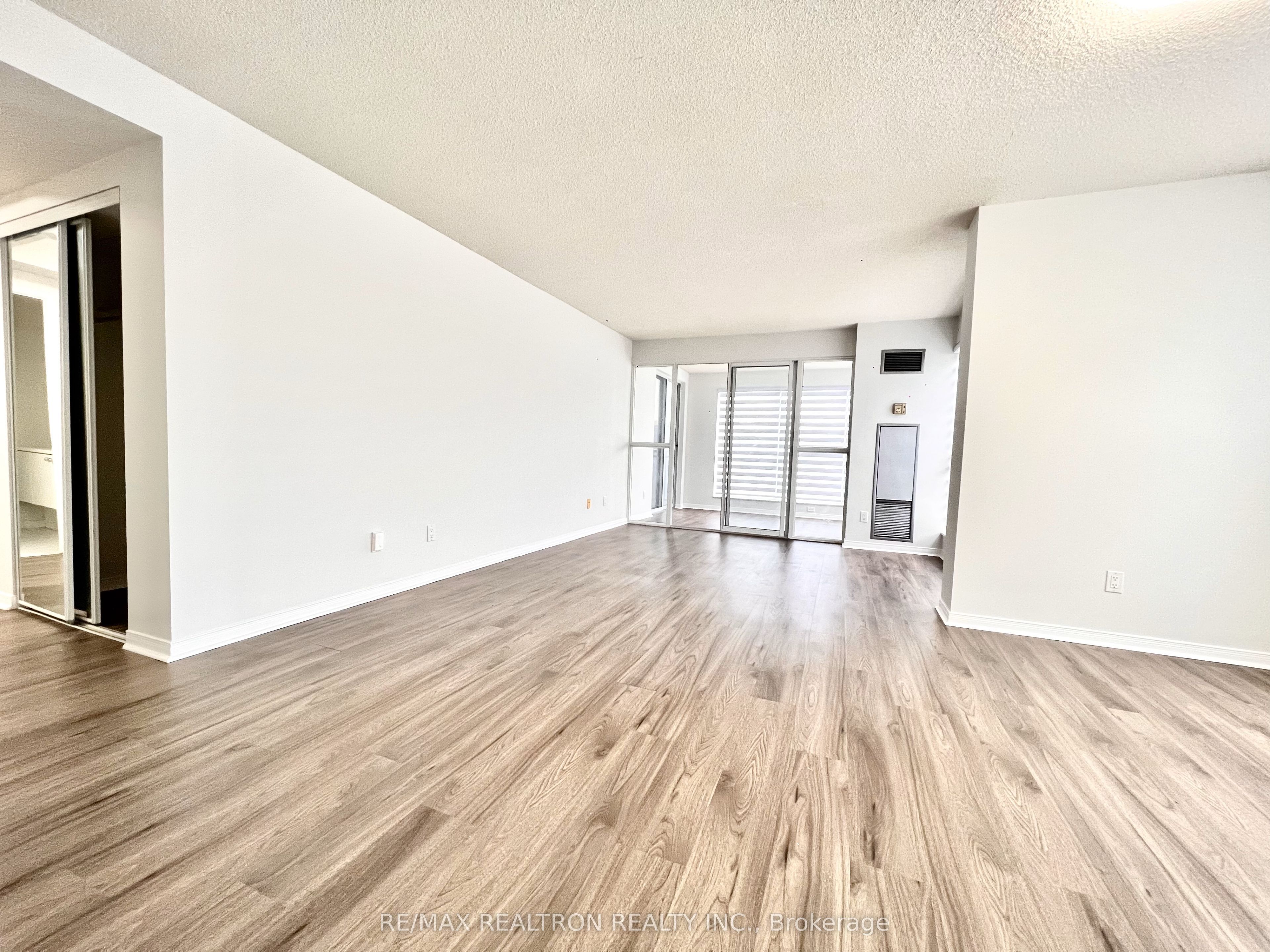 18 Hollywood Avenue N 407 Property Photo 2