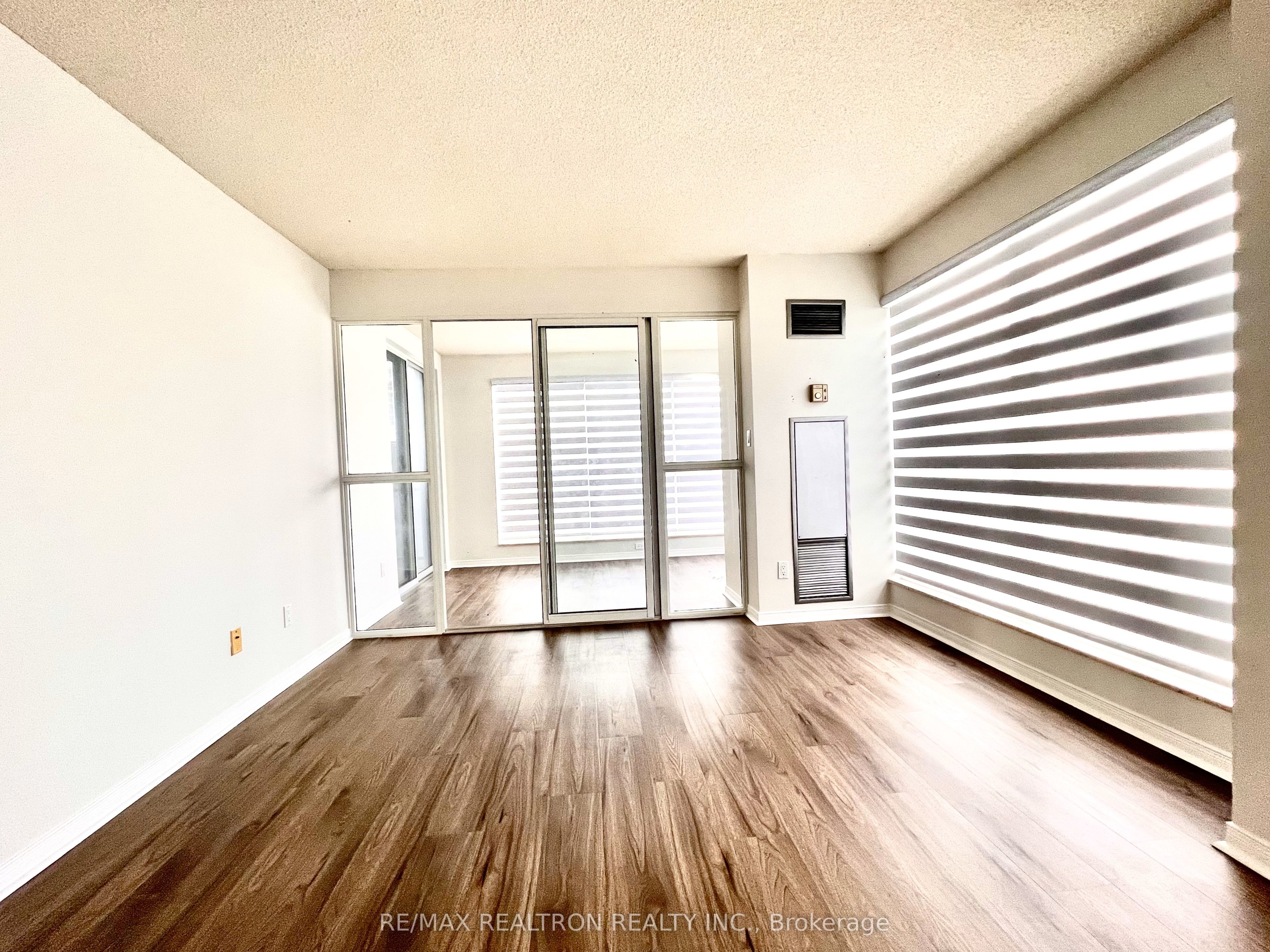 18 Hollywood Avenue N 407 Property Photo 5