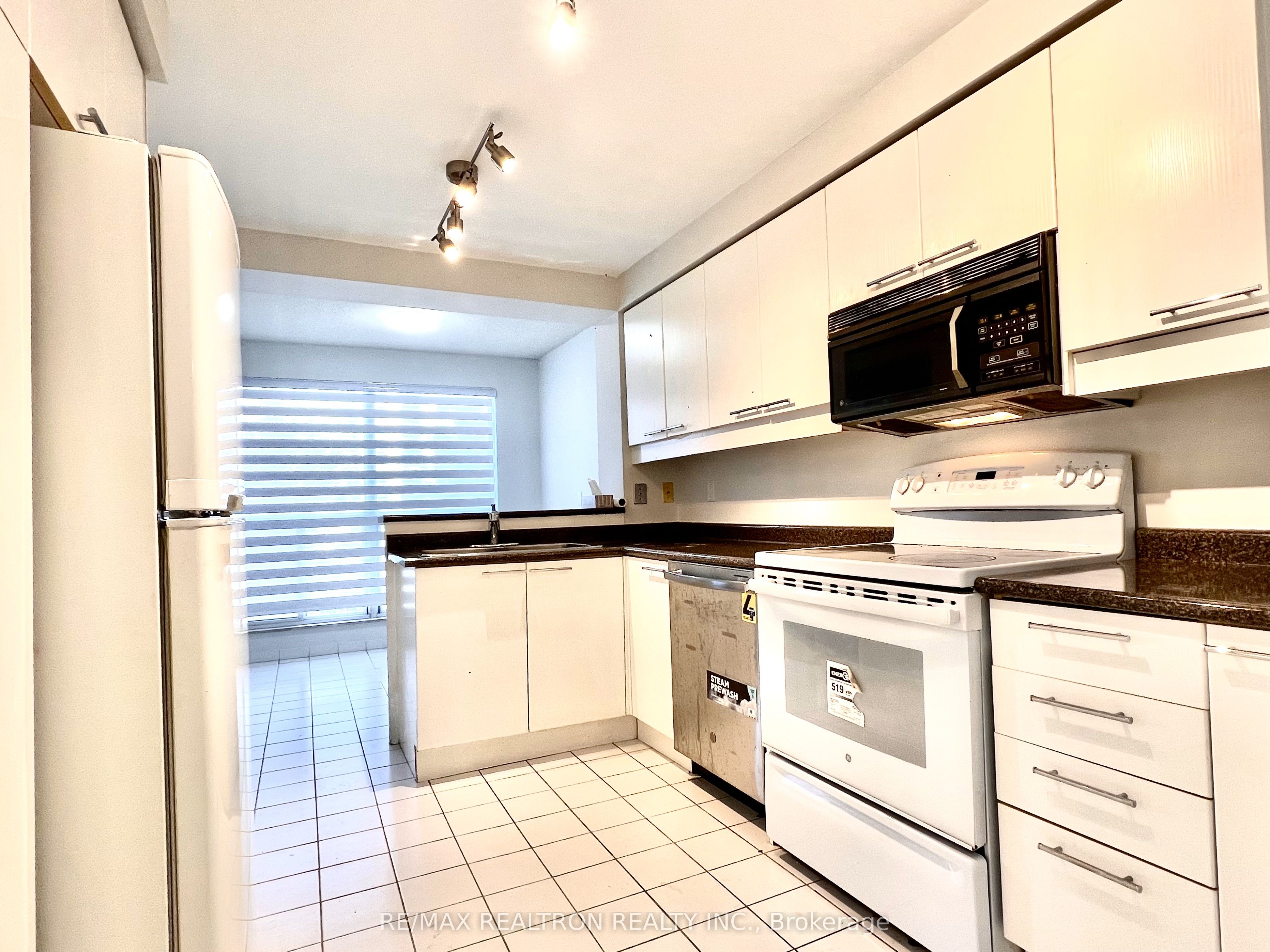 18 Hollywood Avenue N 407 Property Photo 15
