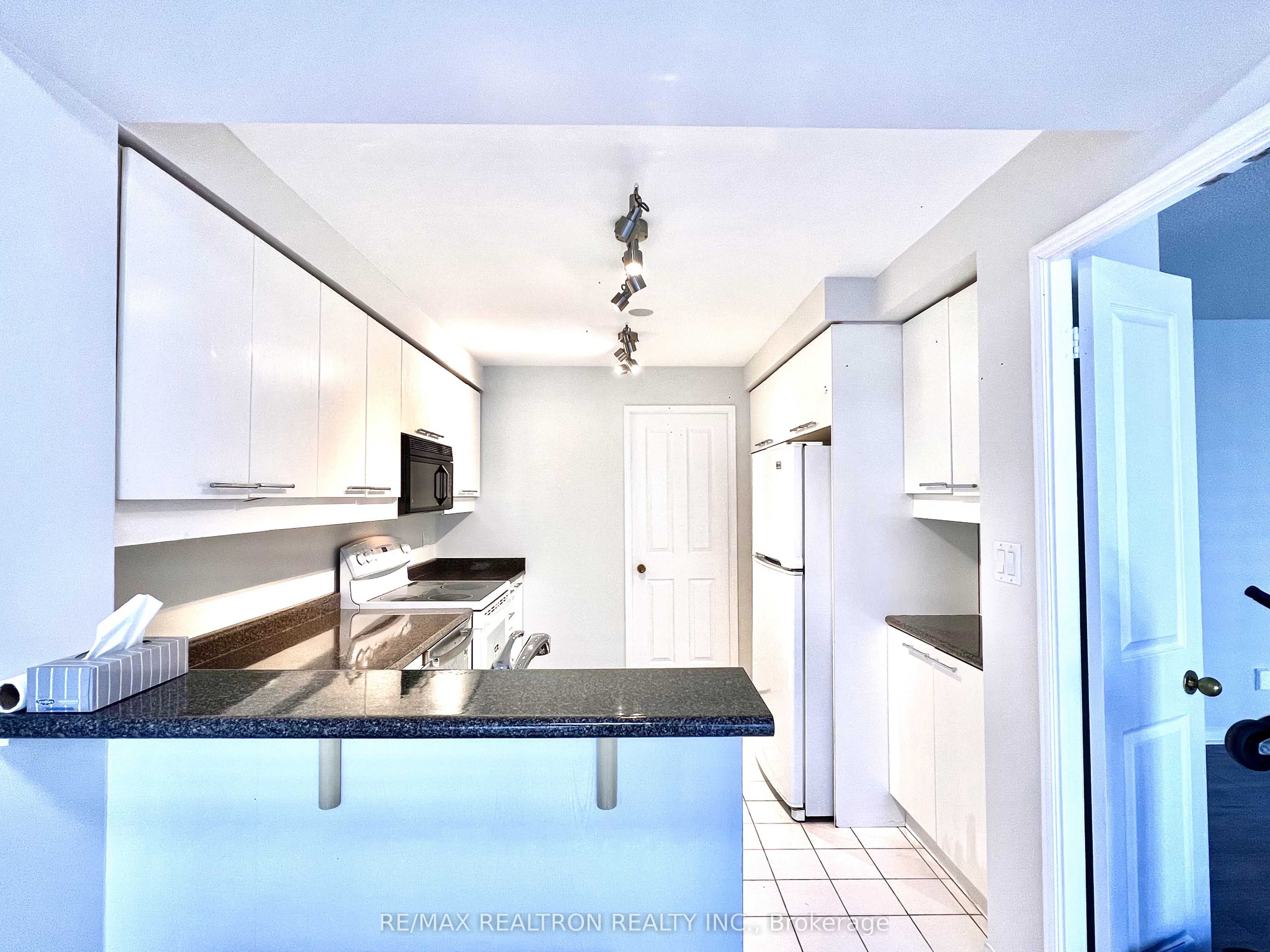 18 Hollywood Avenue N 407 Property Photo 16