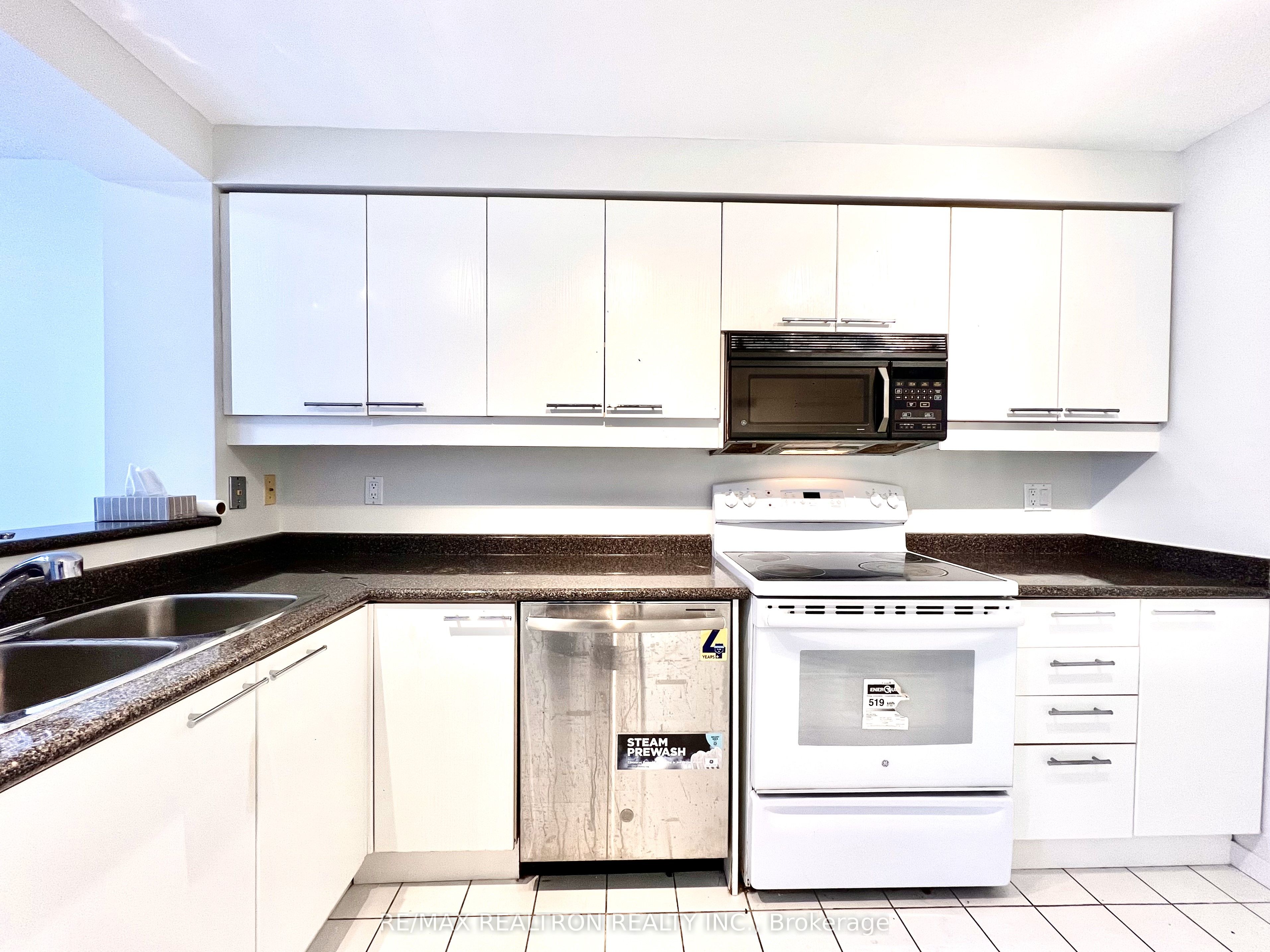 18 Hollywood Avenue N 407 Property Photo 17