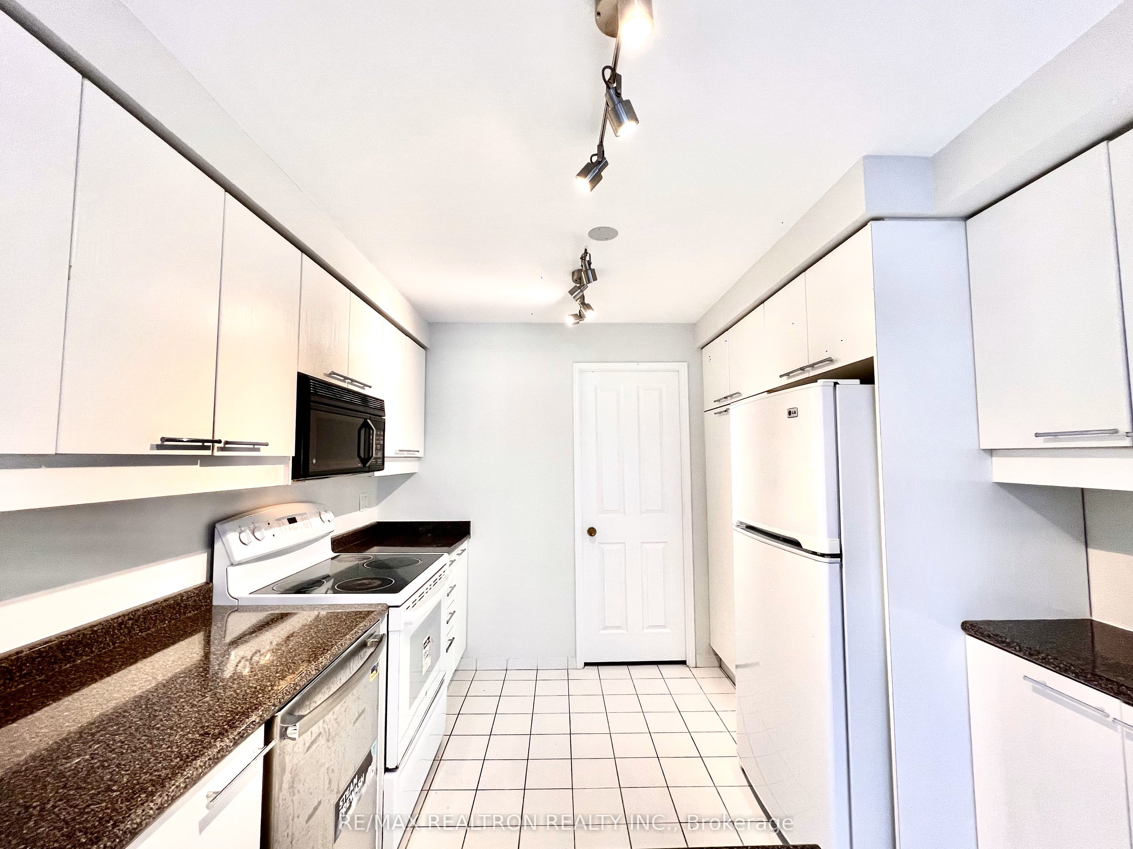 18 Hollywood Avenue N 407 Property Photo 18