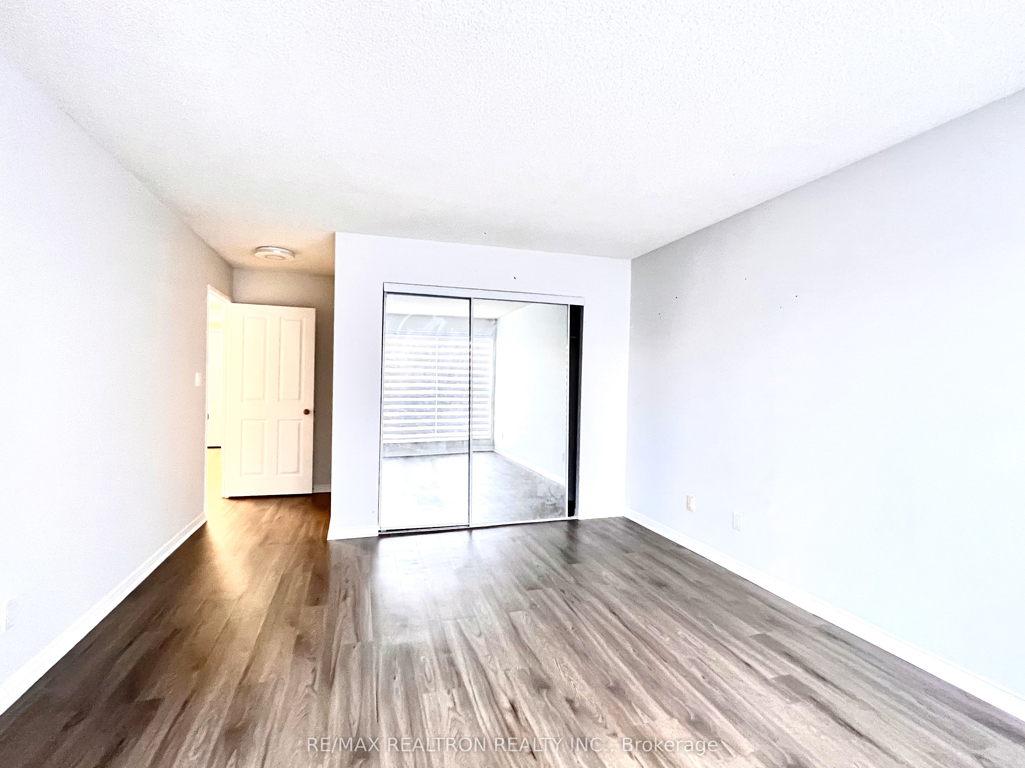 18 Hollywood Avenue N 407 Property Photo 29