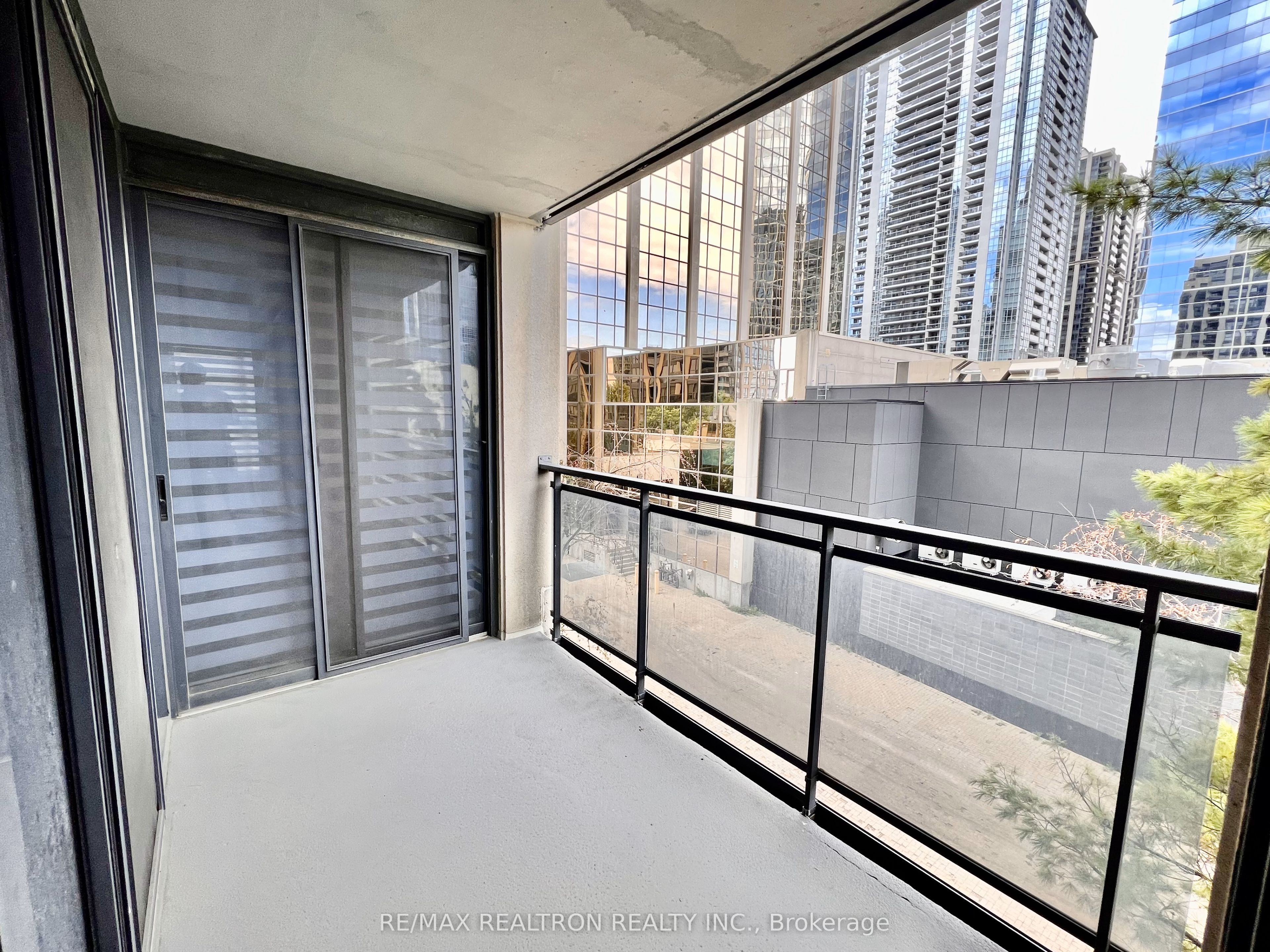 18 Hollywood Avenue N 407 Property Photo 32