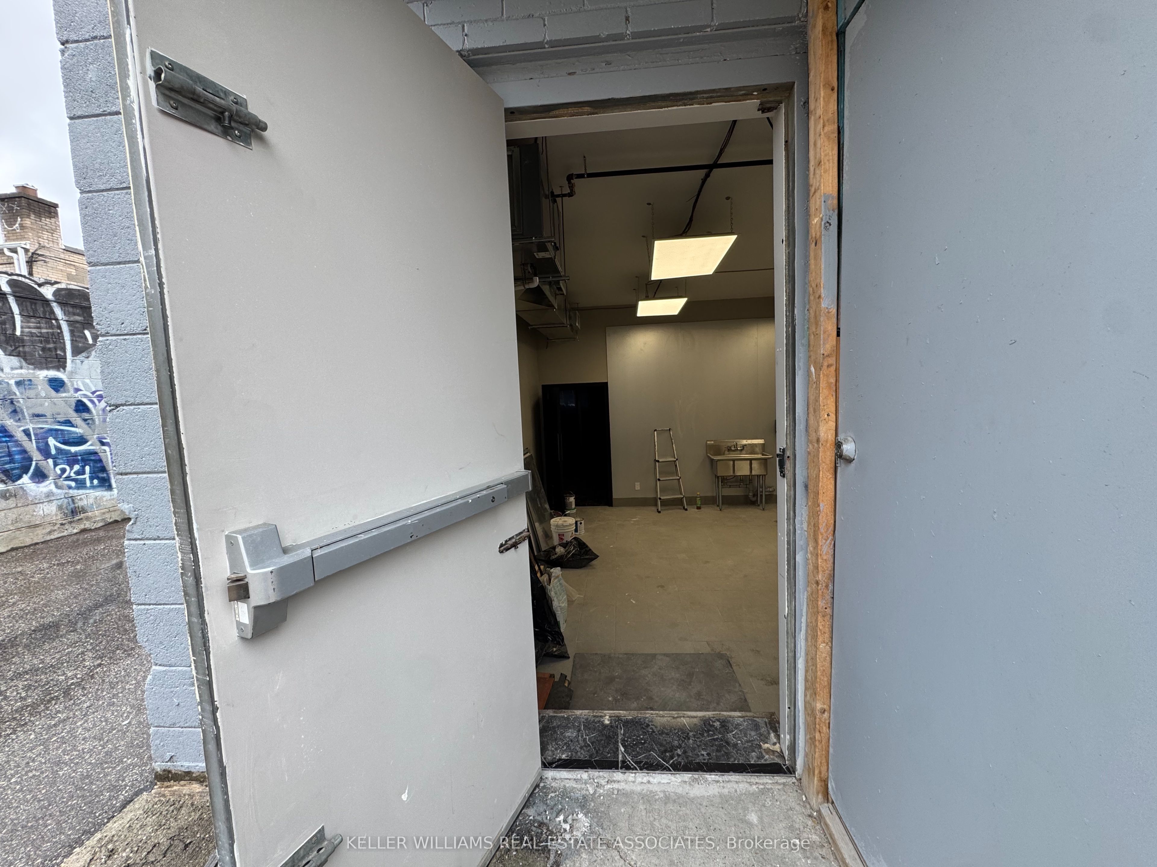 560 Queen Street Property Photo 18