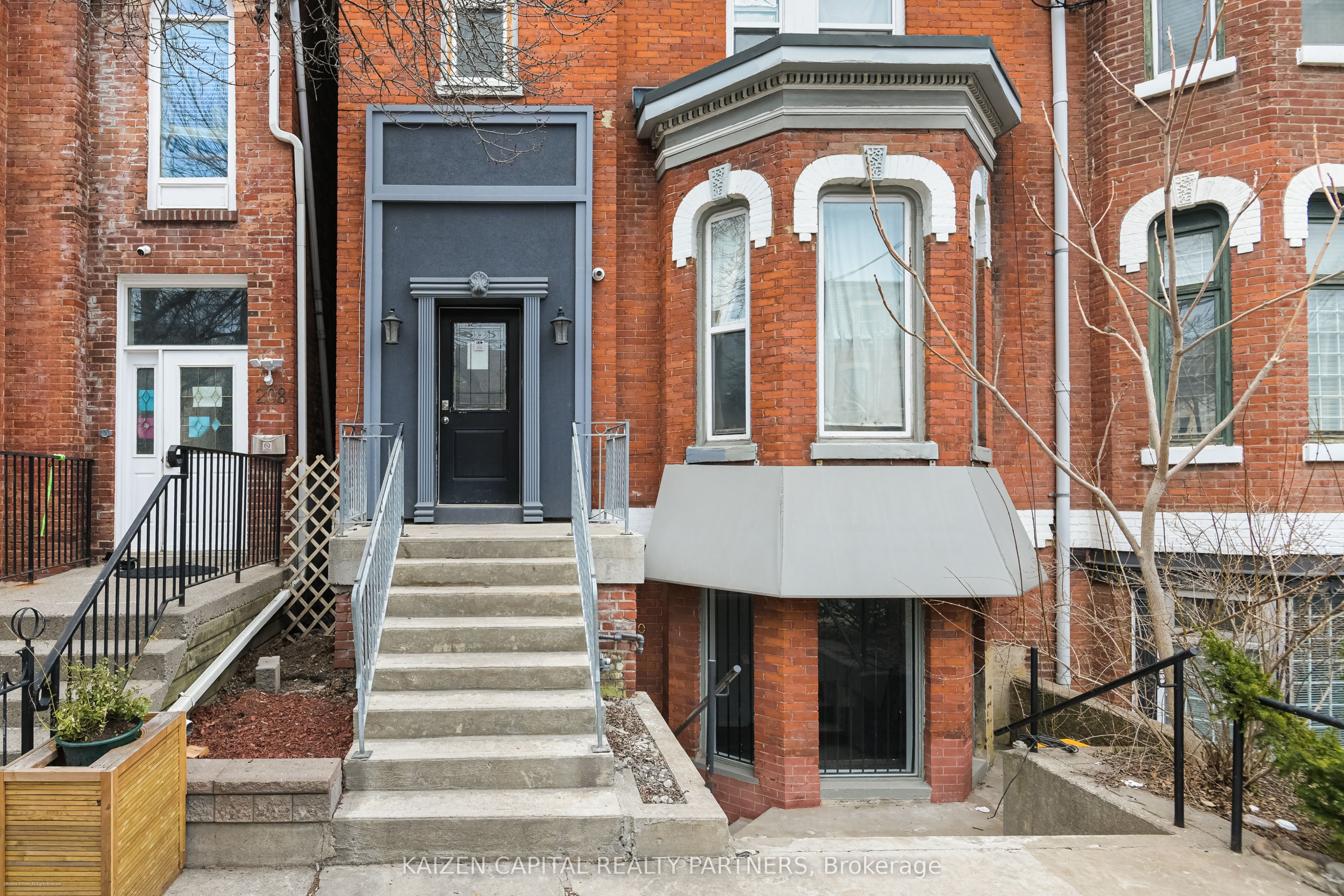 210 Carlton Street Property Photo 3