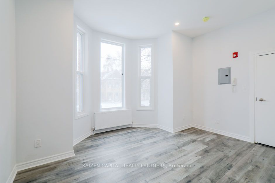 210 Carlton Street Property Photo 4