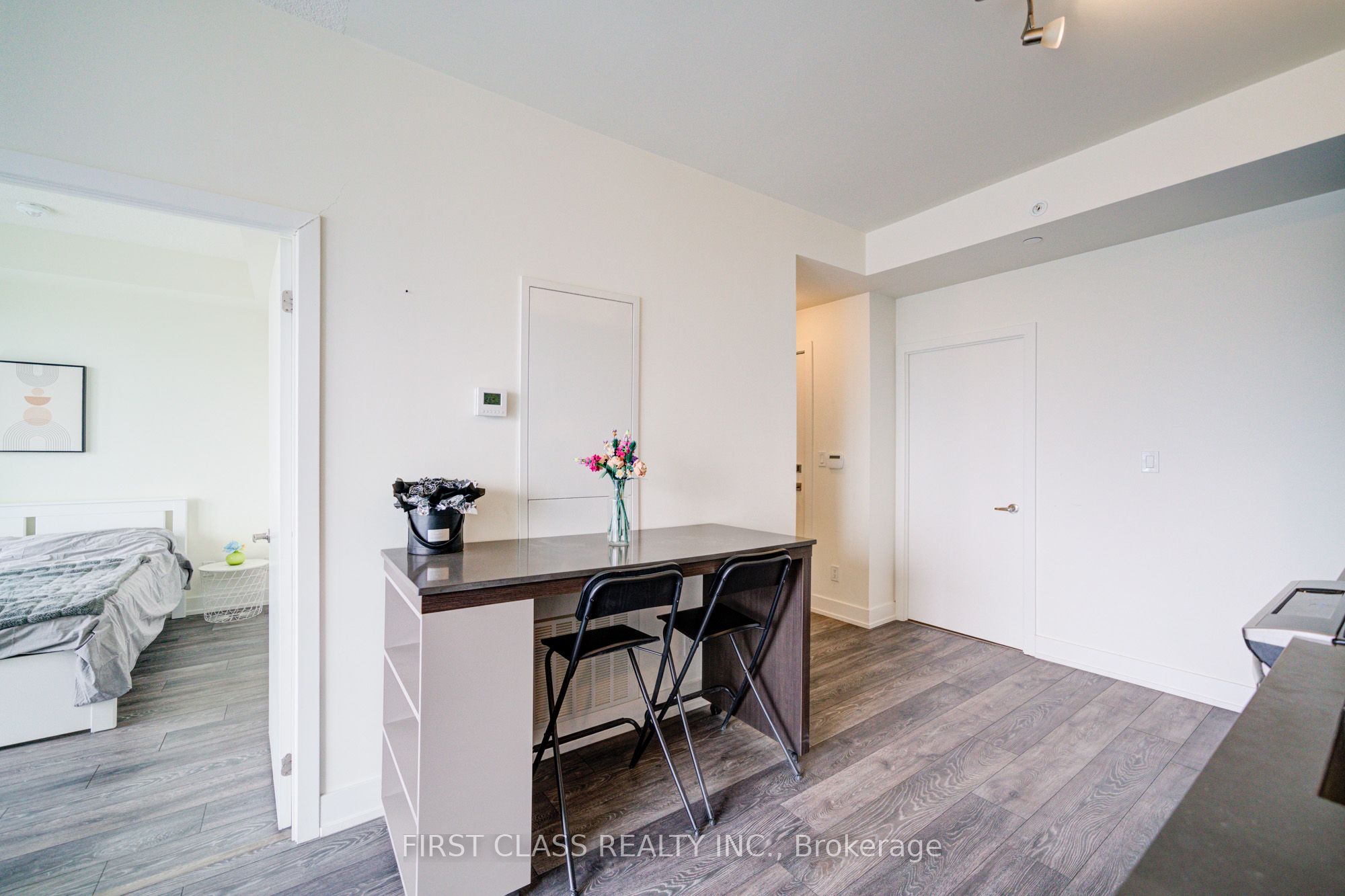 180 Fairview Mall Drive 1601 Property Photo 8
