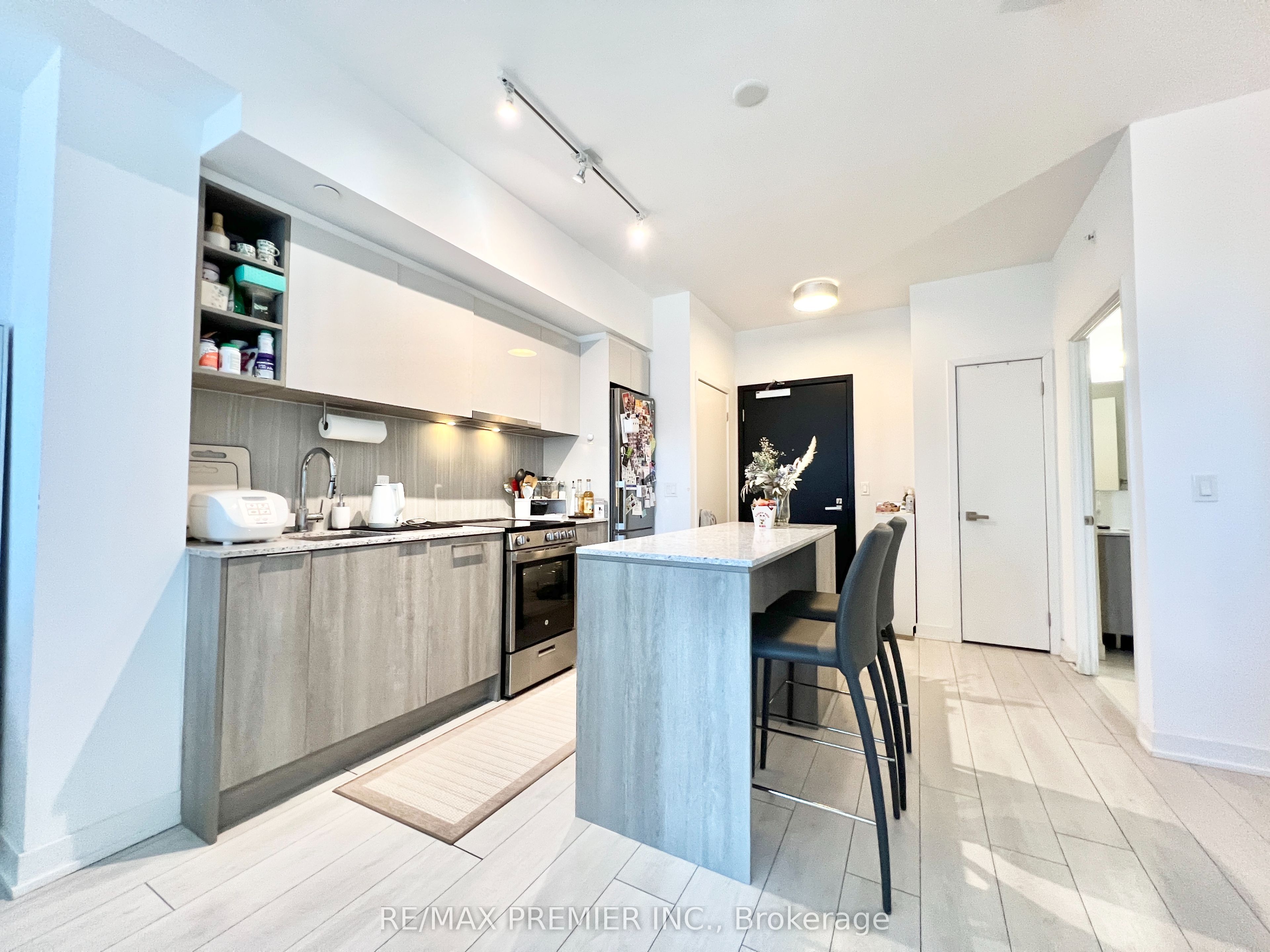 31 Tippet Road 1207 Property Photo 2