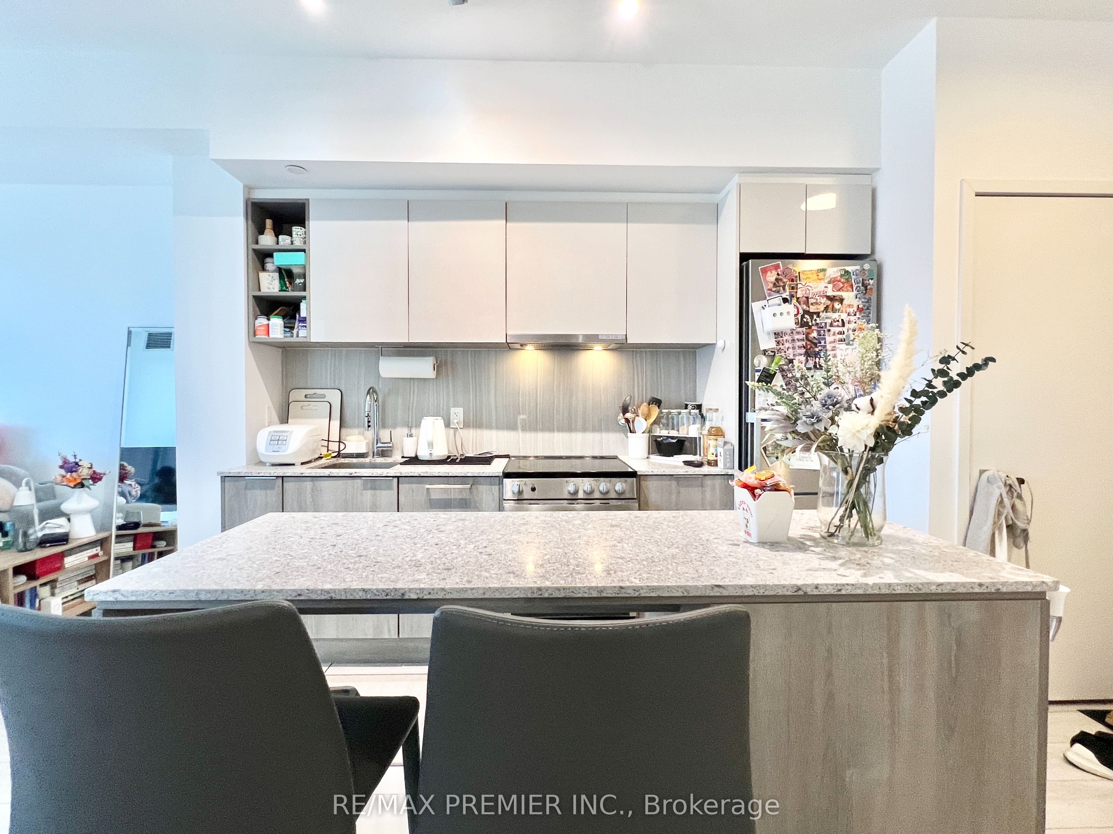 31 Tippet Road 1207 Property Photo 3