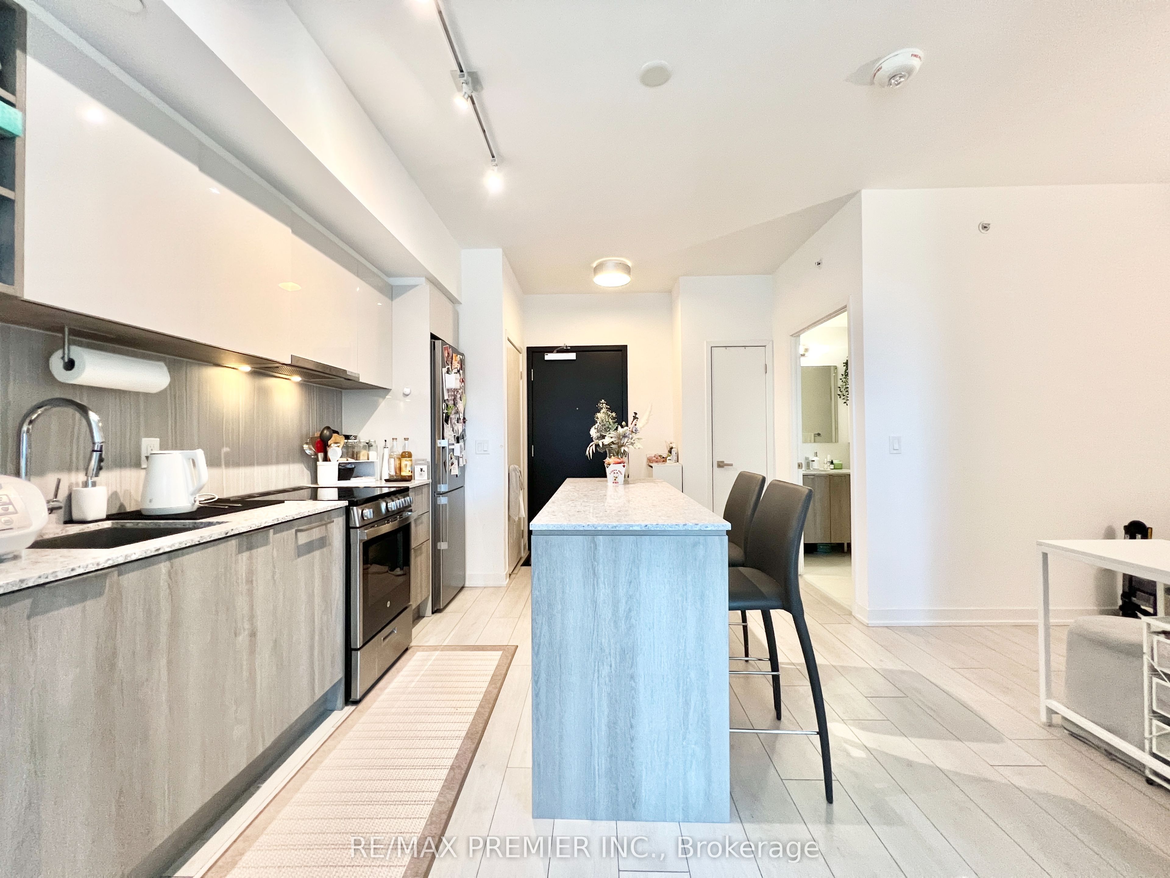 31 Tippet Road 1207 Property Photo 4