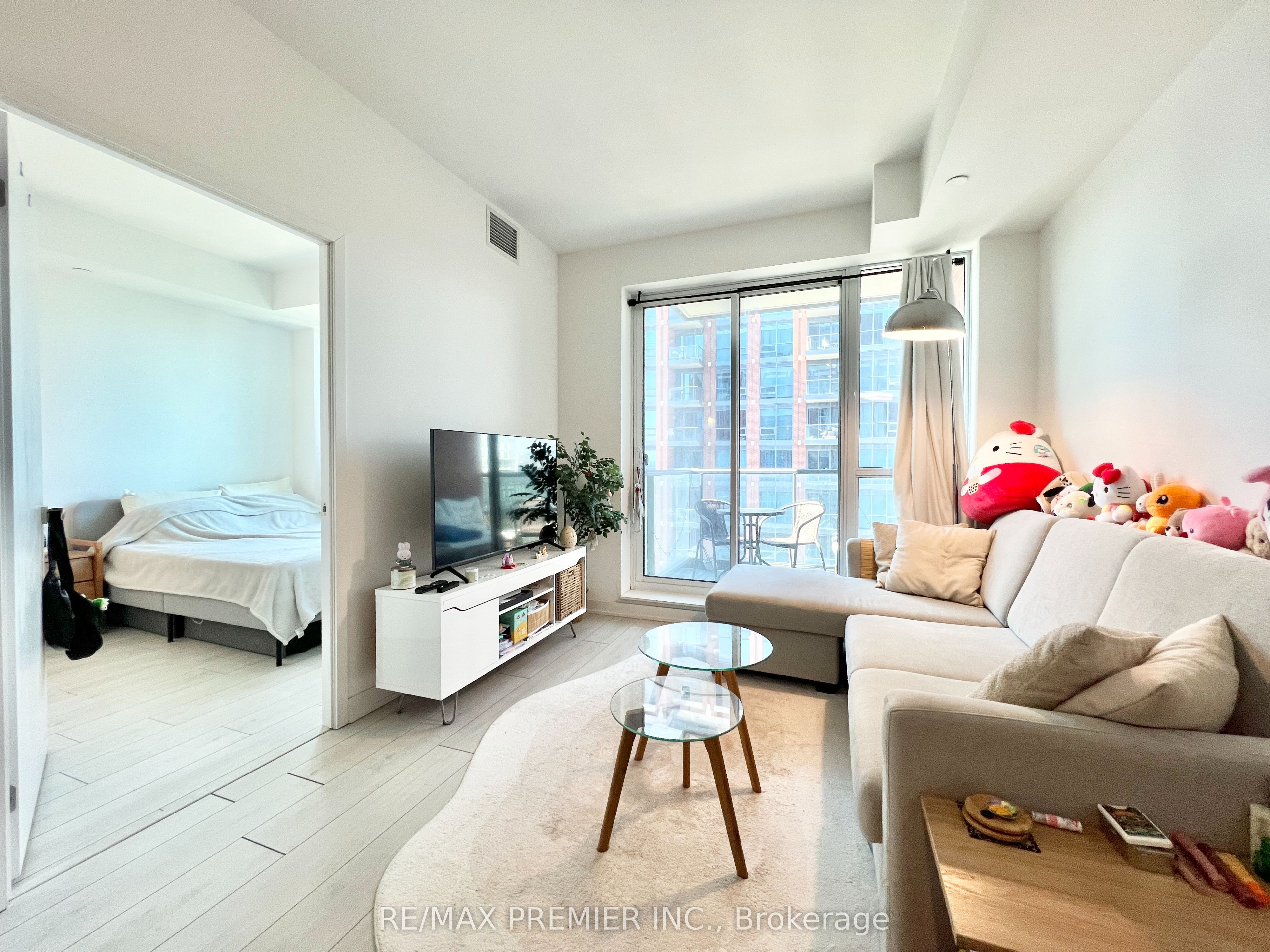 31 Tippet Road 1207 Property Photo 5