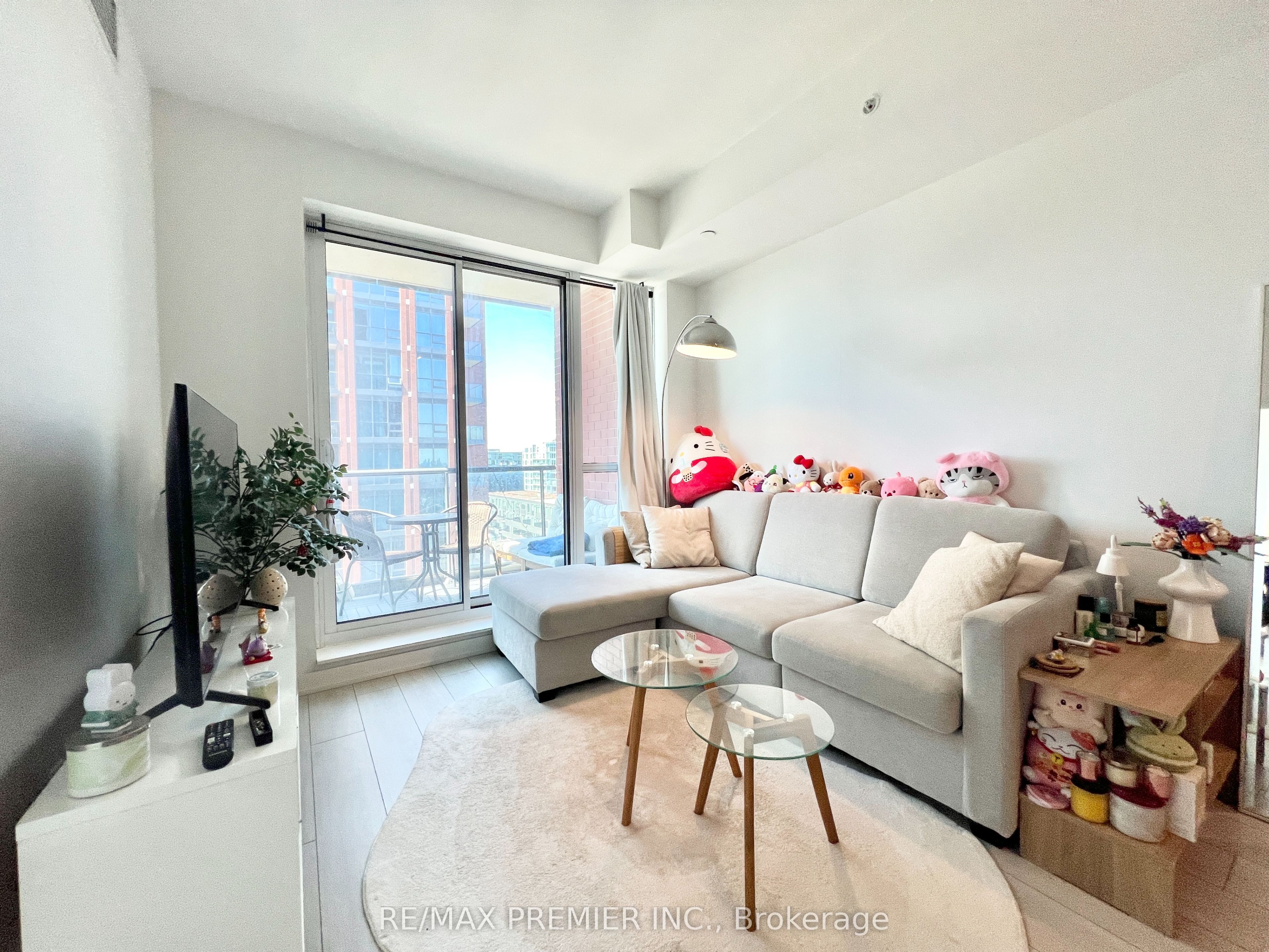 31 Tippet Road 1207 Property Photo 6