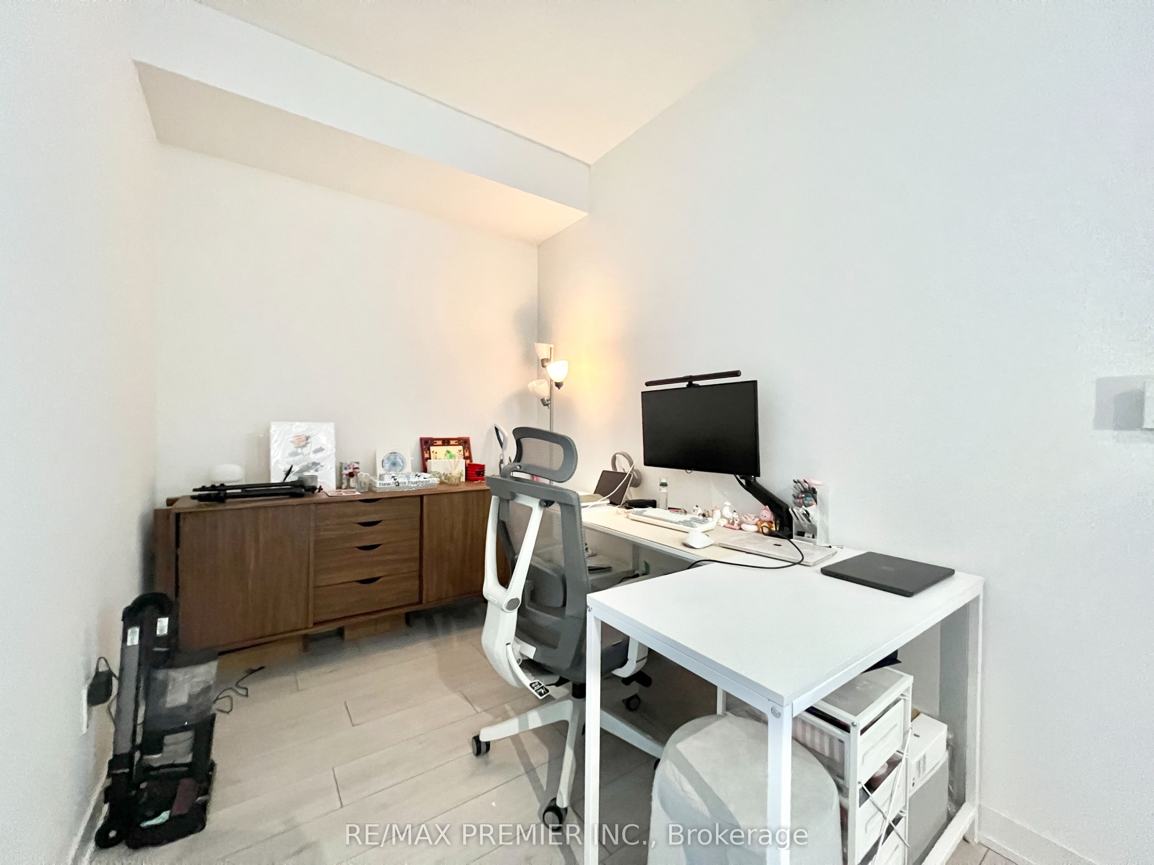 31 Tippet Road 1207 Property Photo 7