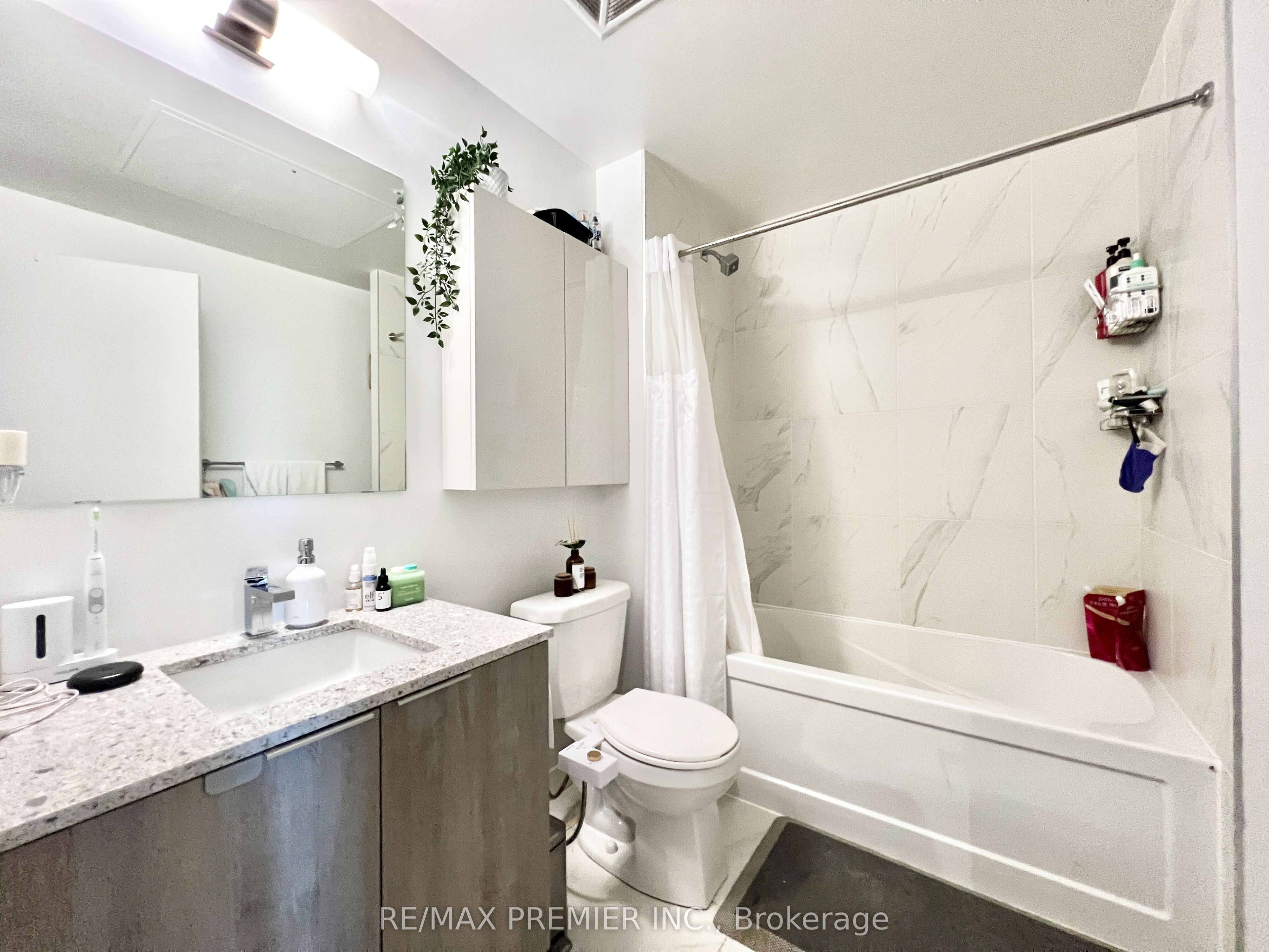 31 Tippet Road 1207 Property Photo 9