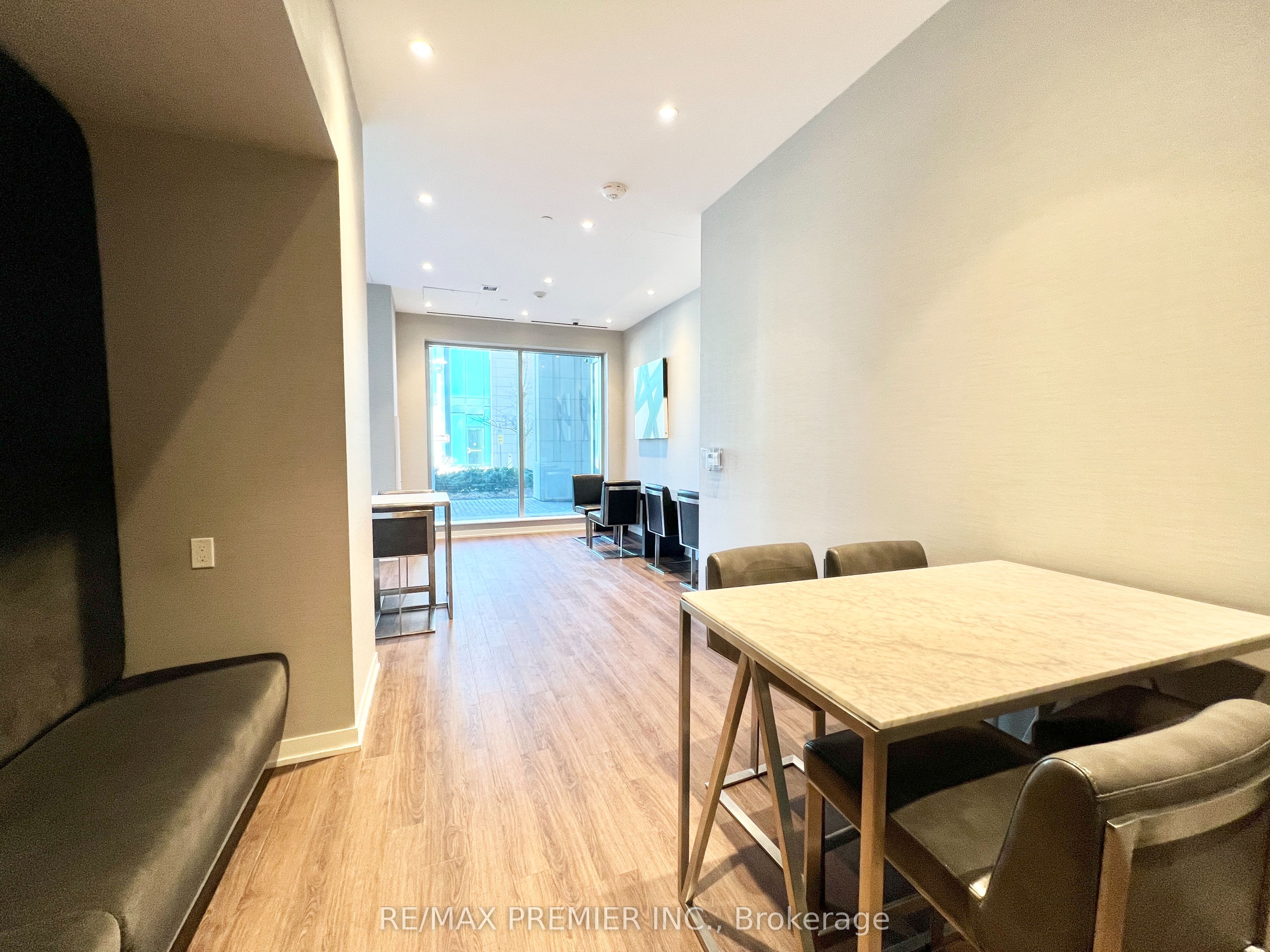 31 Tippet Road 1207 Property Photo 13