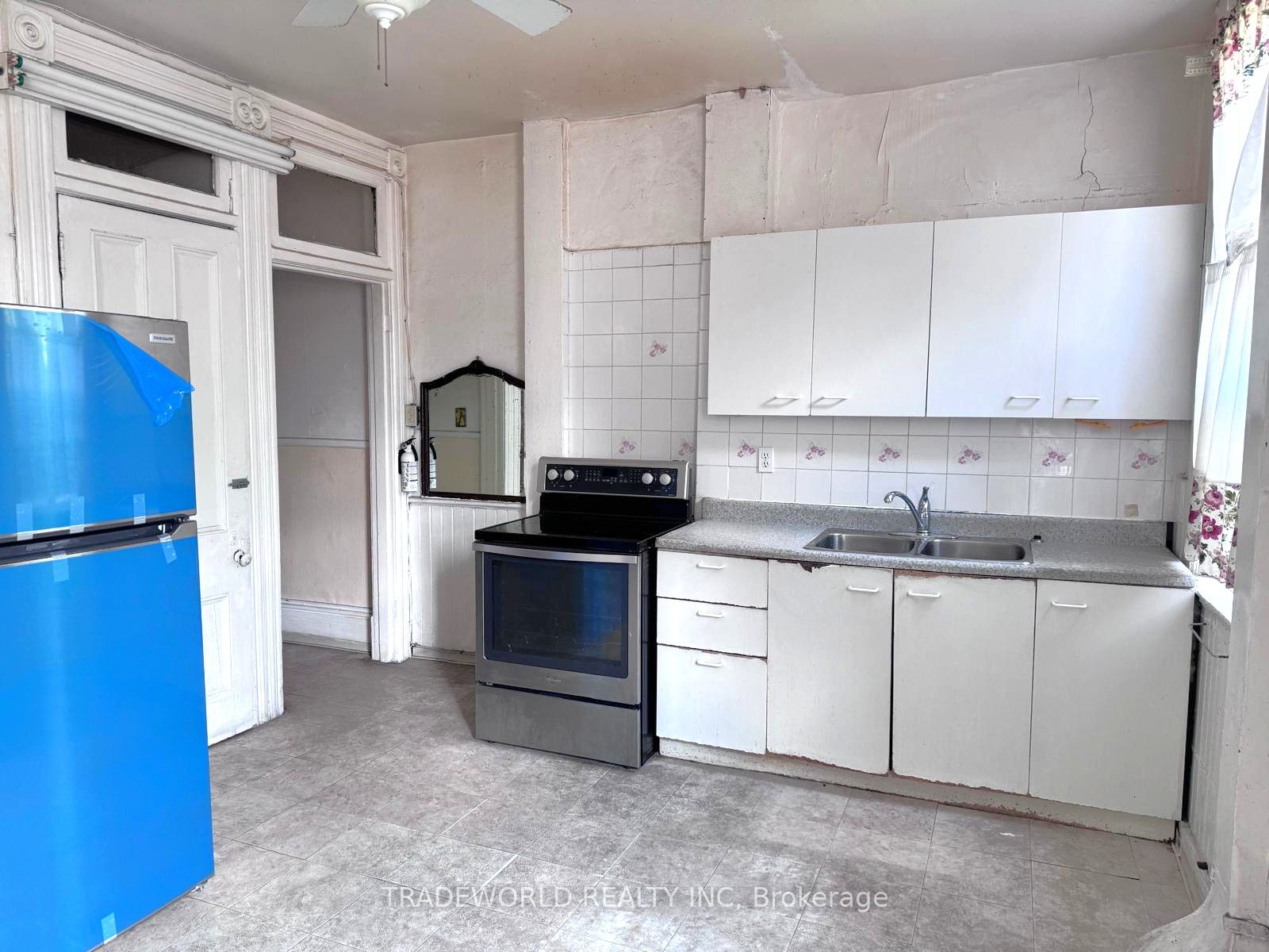 #room #5 - 59 Cecil Street Property Photo 2