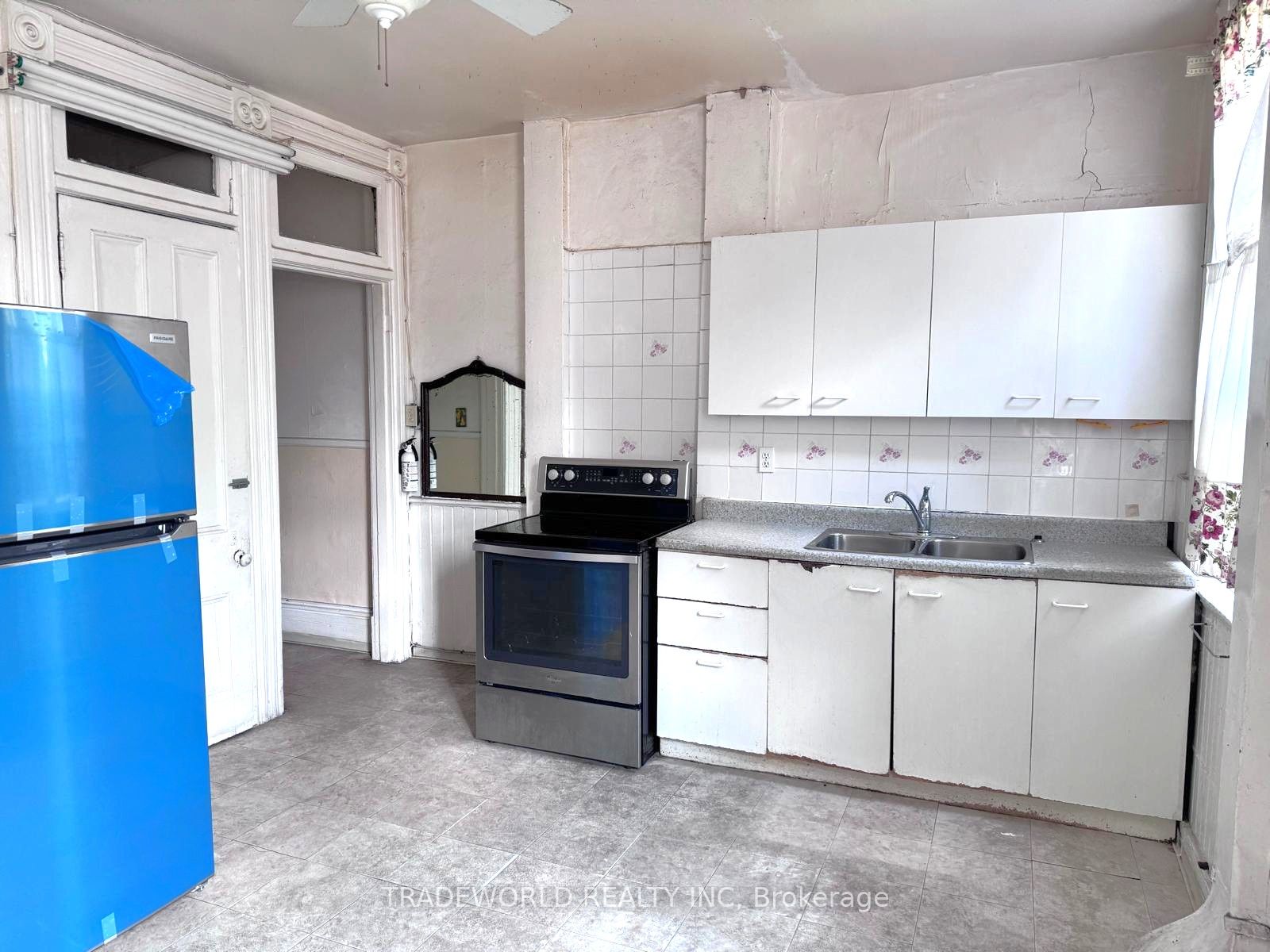 #room #6 - 59 Cecil Street Property Photo 2