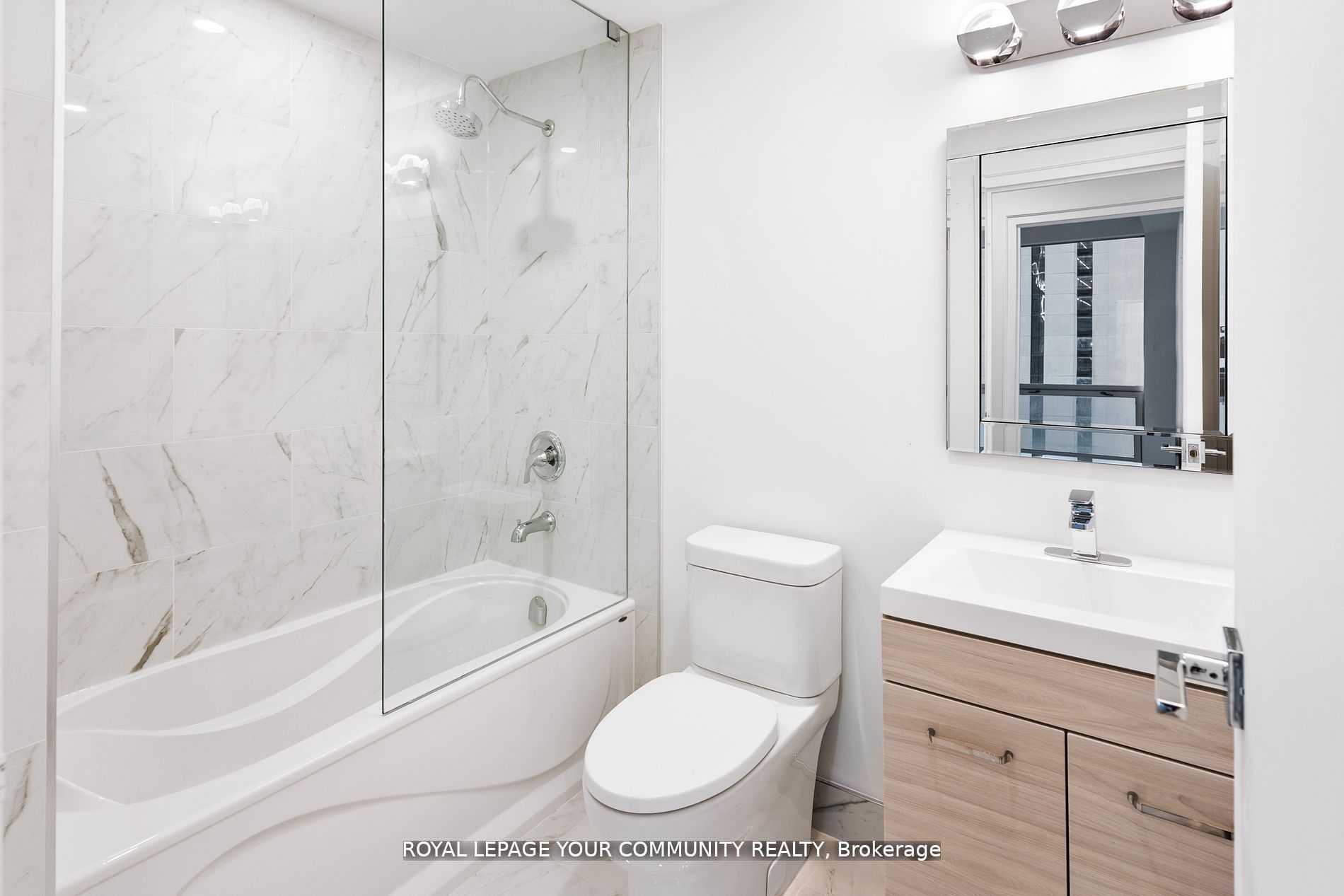 #2402 - 10 Queens Quay Property Photo 14