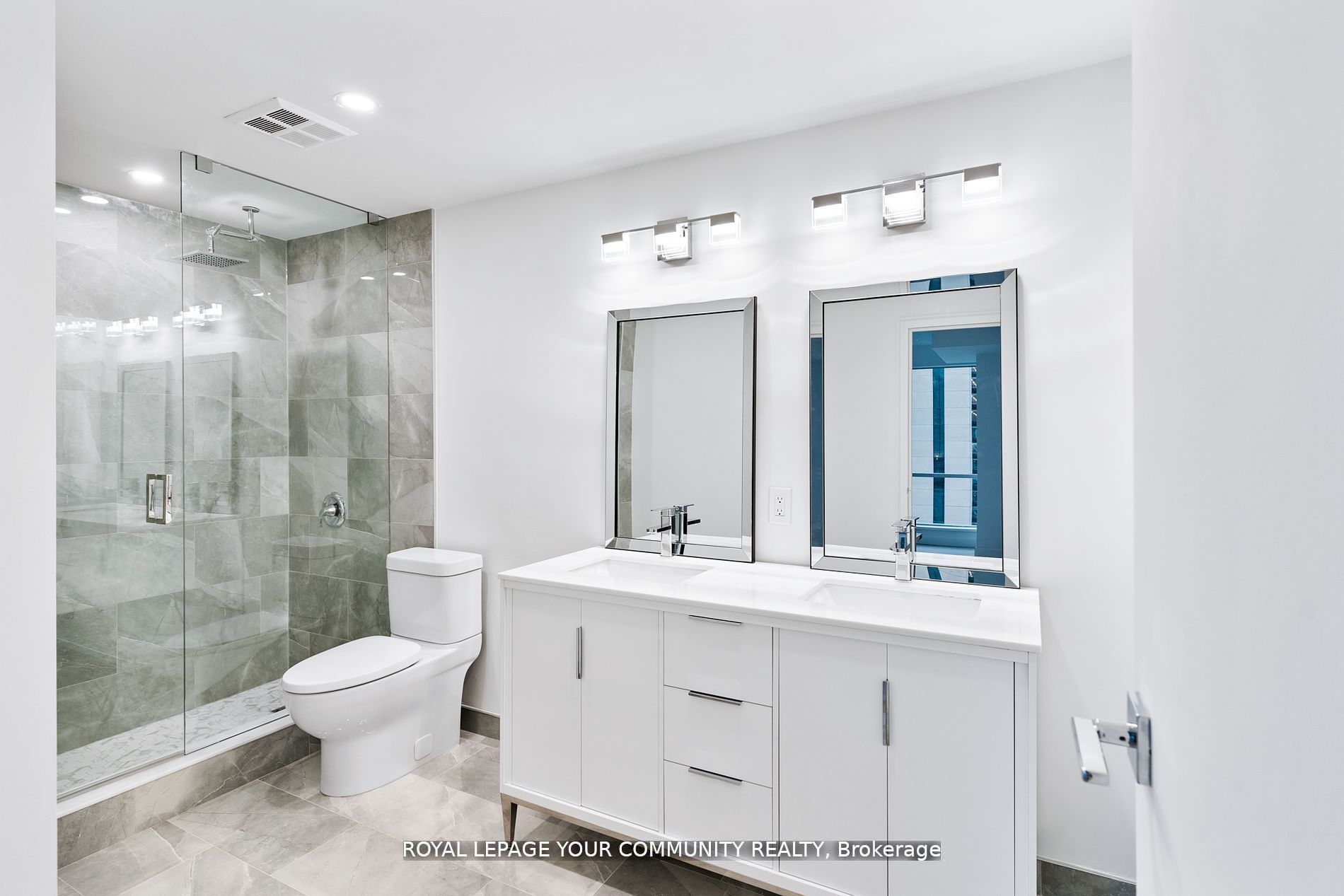 #2402 - 10 Queens Quay Property Photo 16