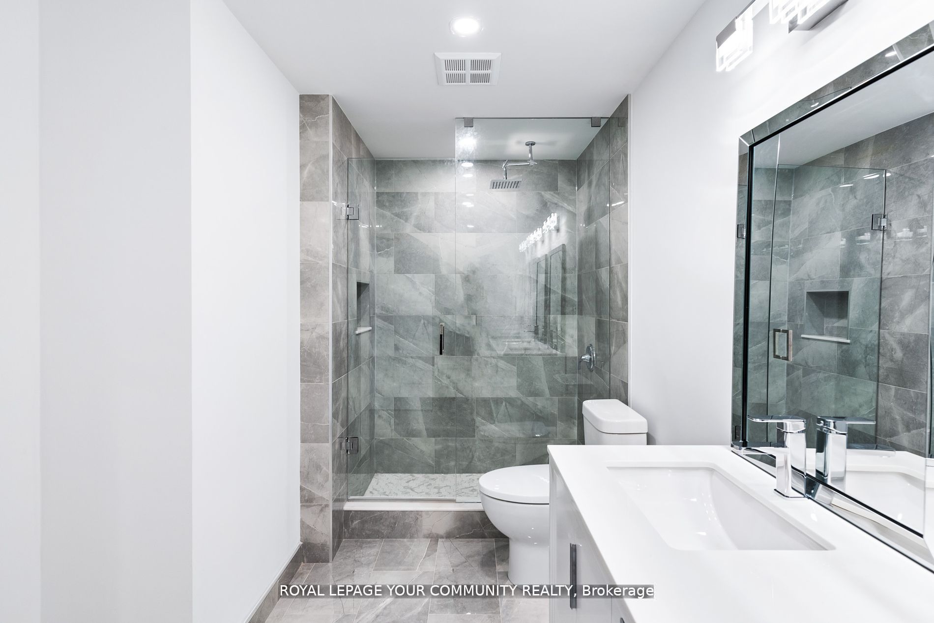 #2402 - 10 Queens Quay Property Photo 17