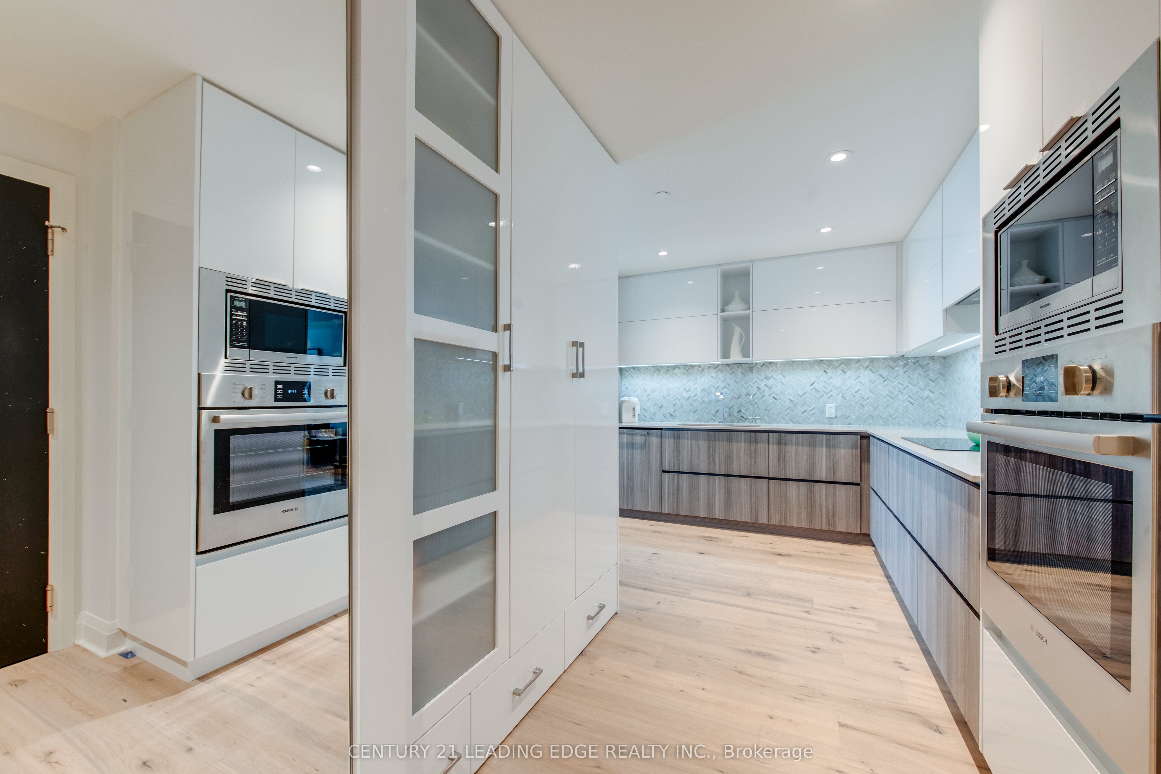#706 - 151 Avenue Road Property Photo 2