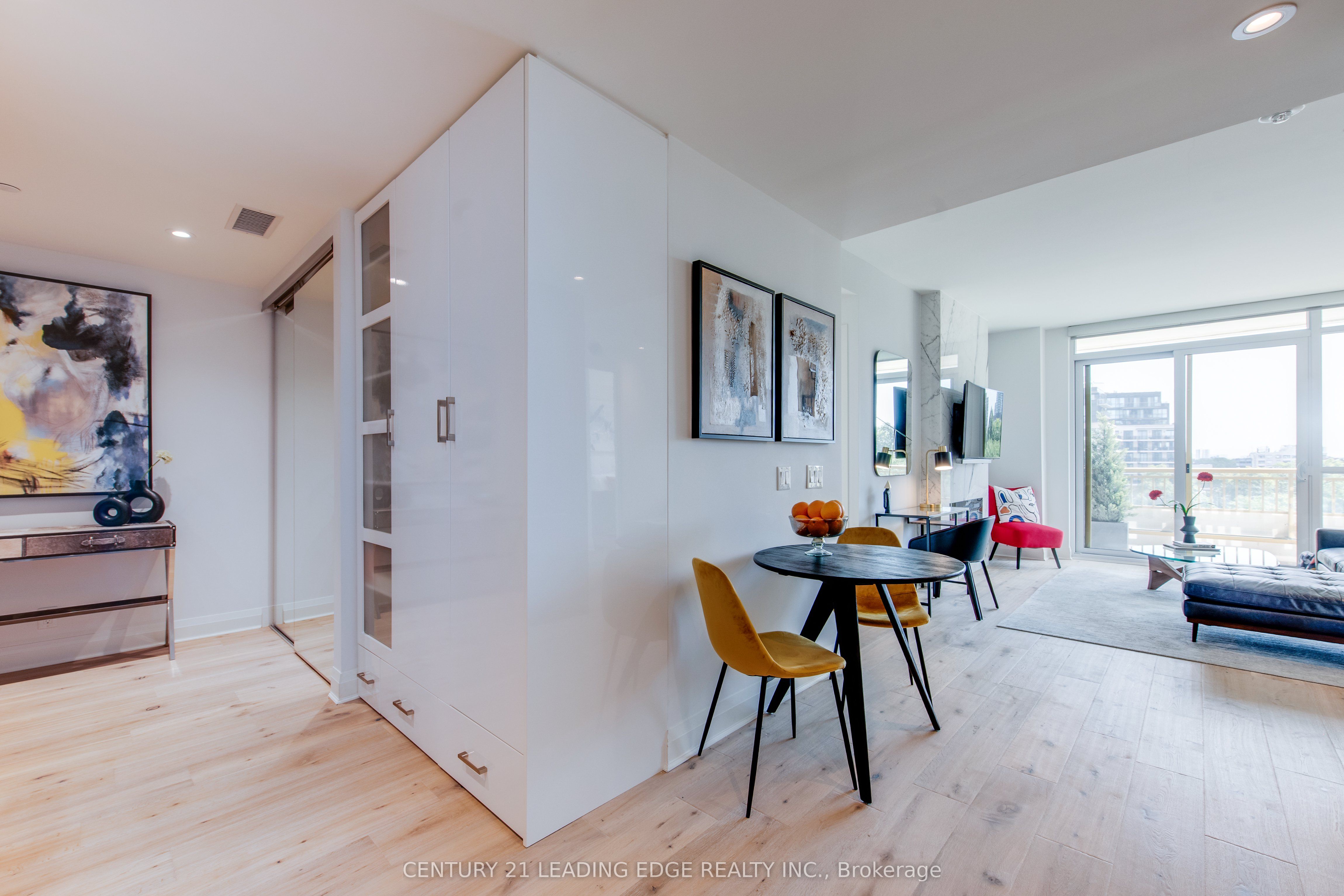 #706 - 151 Avenue Road Property Photo 3