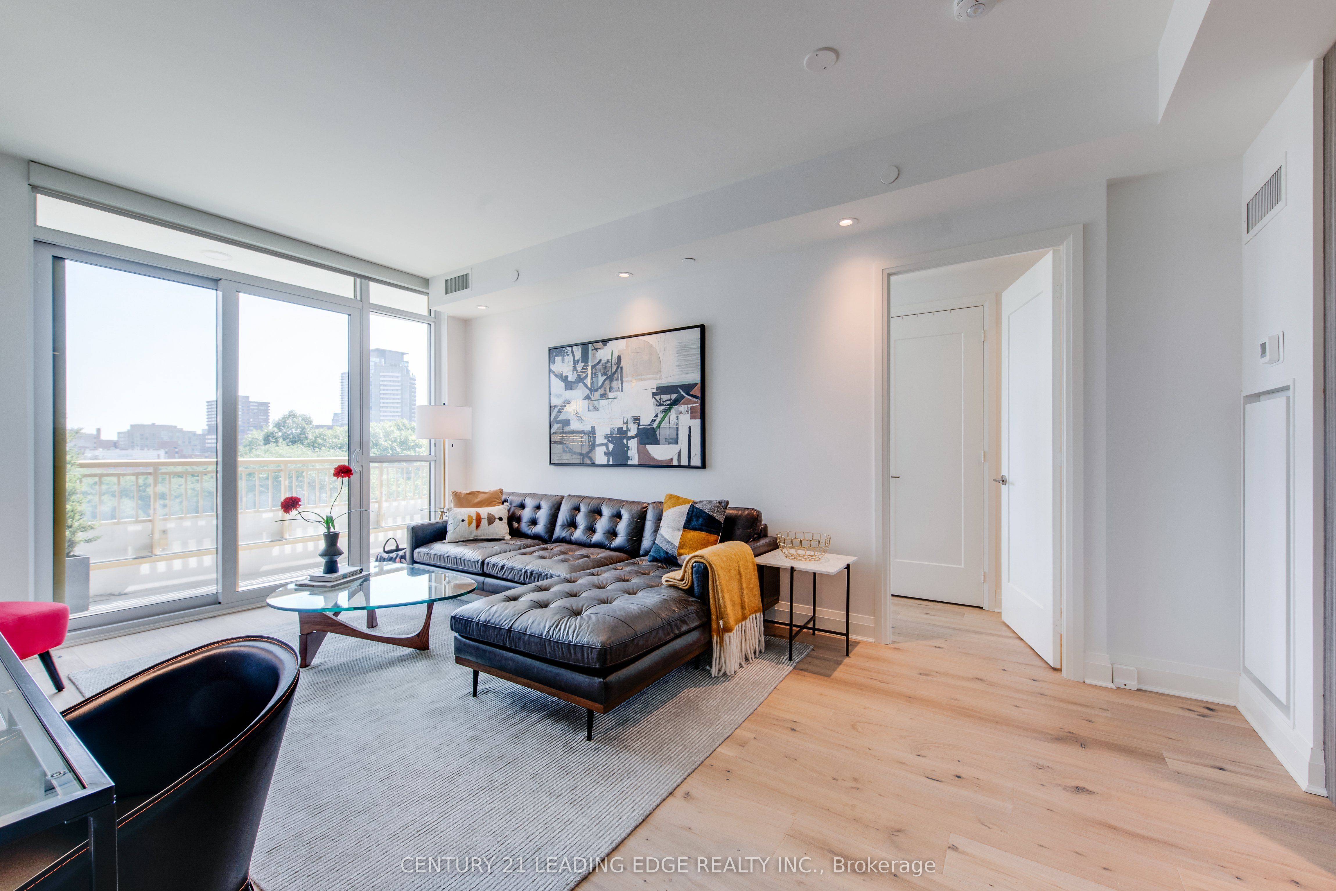 #706 - 151 Avenue Road Property Photo 5