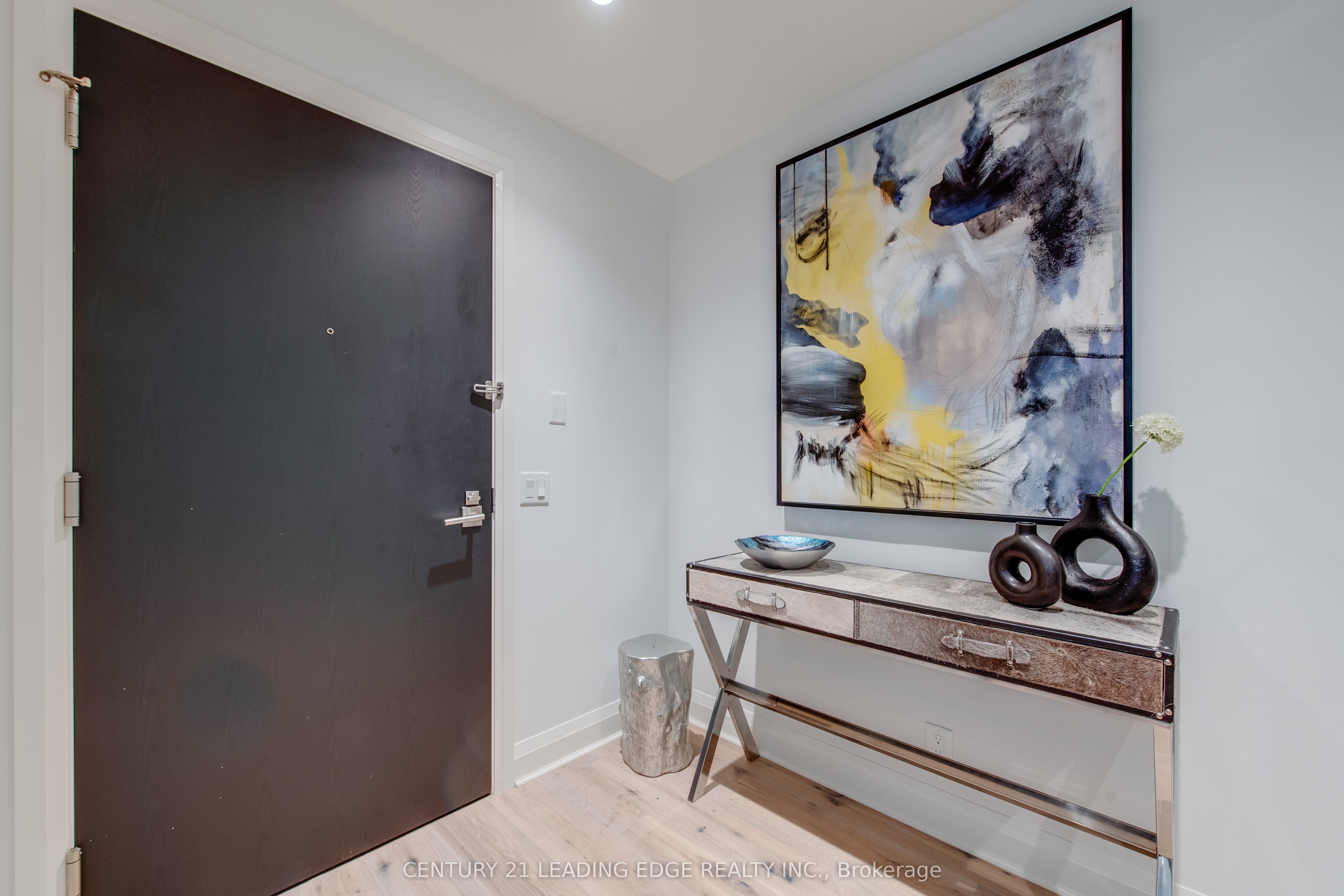 #706 - 151 Avenue Road Property Photo 6