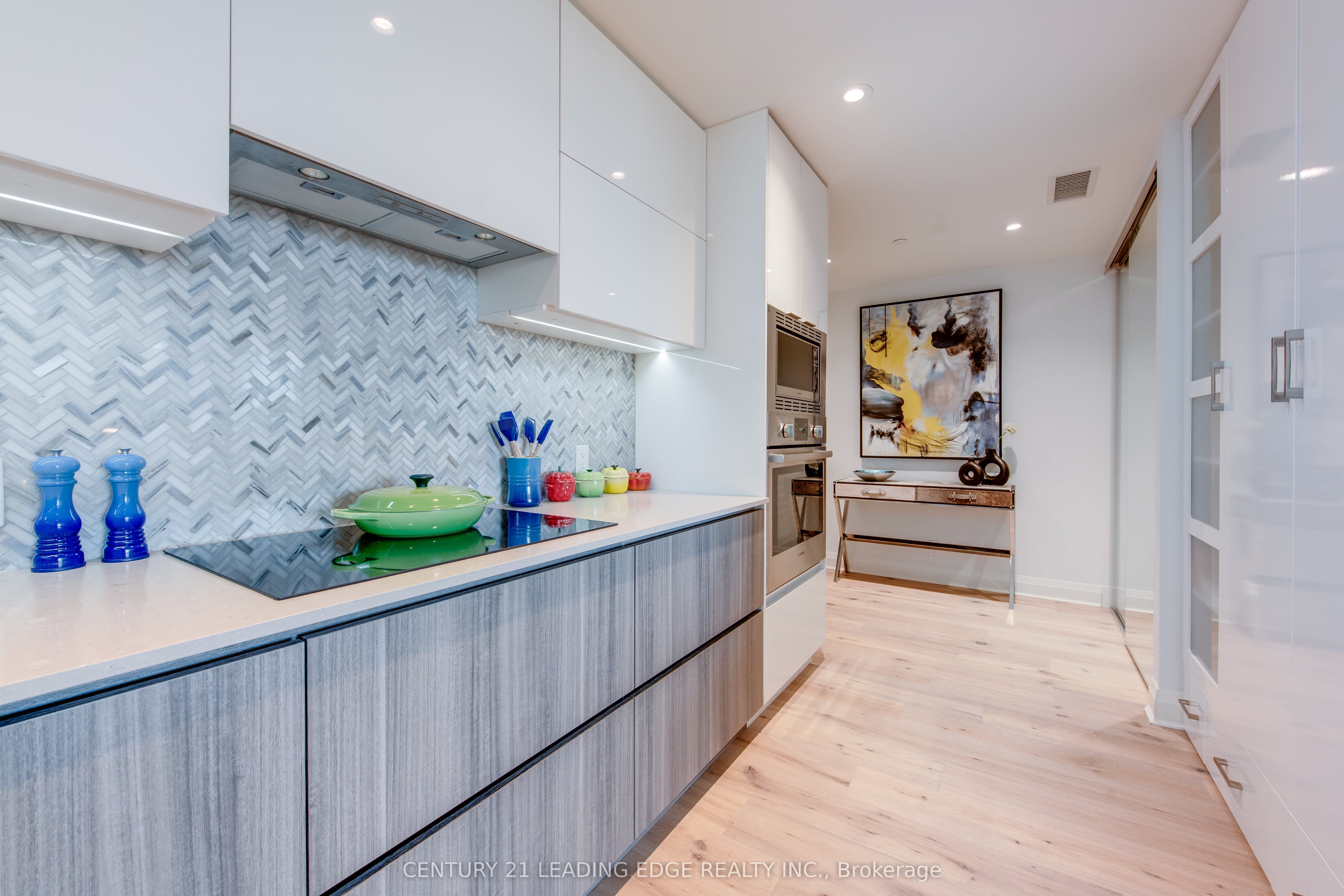 #706 - 151 Avenue Road Property Photo 8