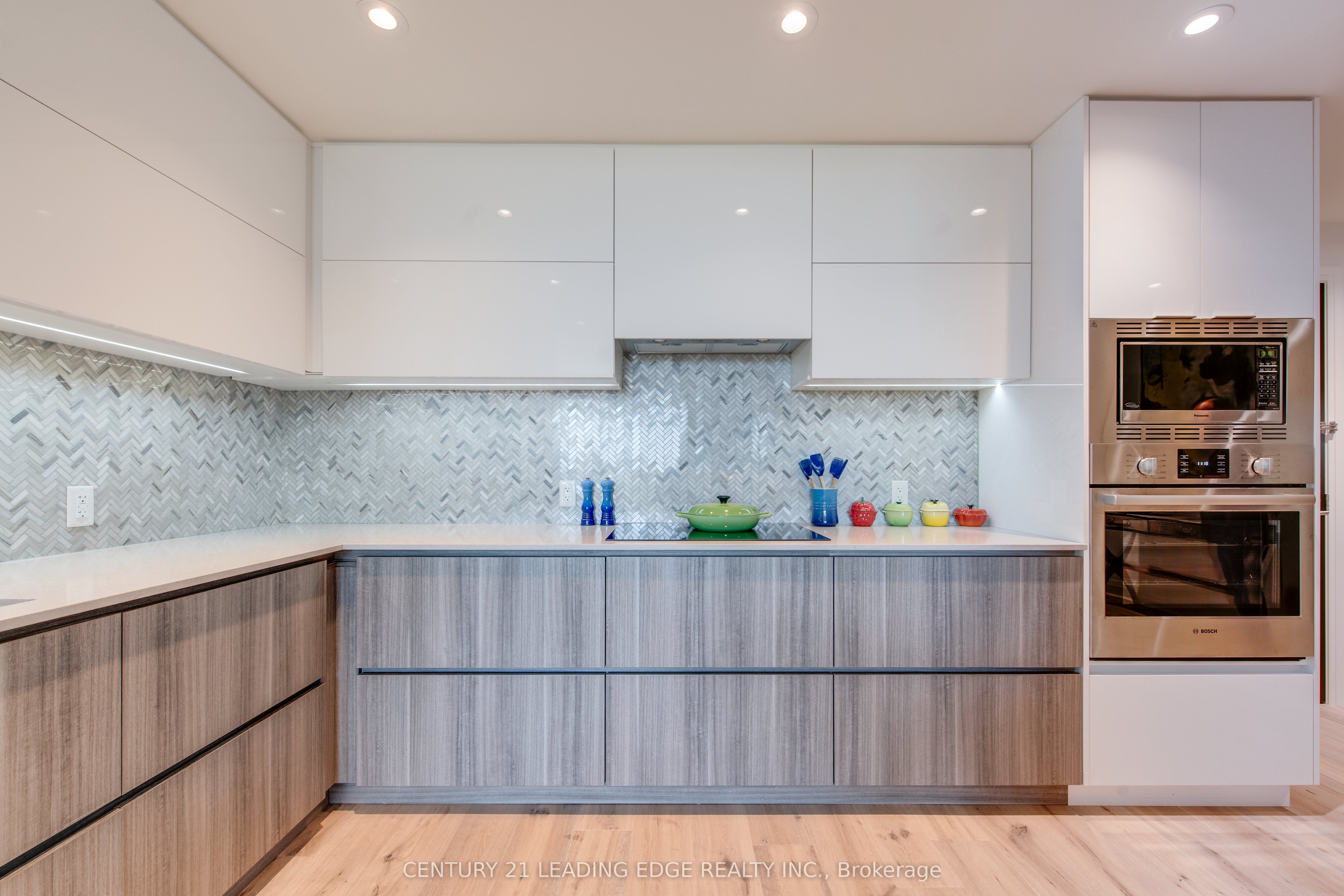 #706 - 151 Avenue Road Property Photo 9